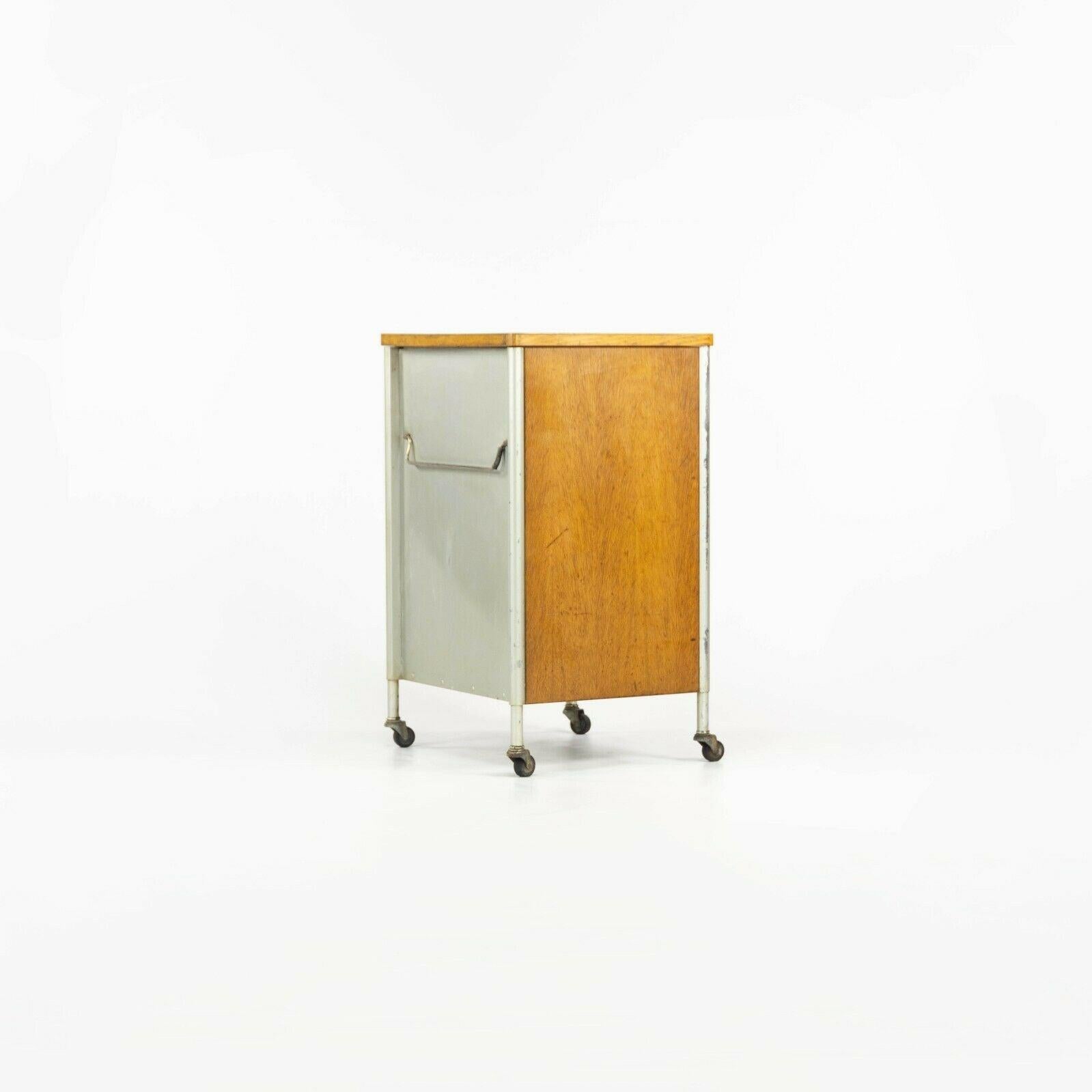 1955 Raymond Loewy para Hill Rom Co Barra Rodante / Carro Utilitario / Mesilla de Noche Moderno en venta