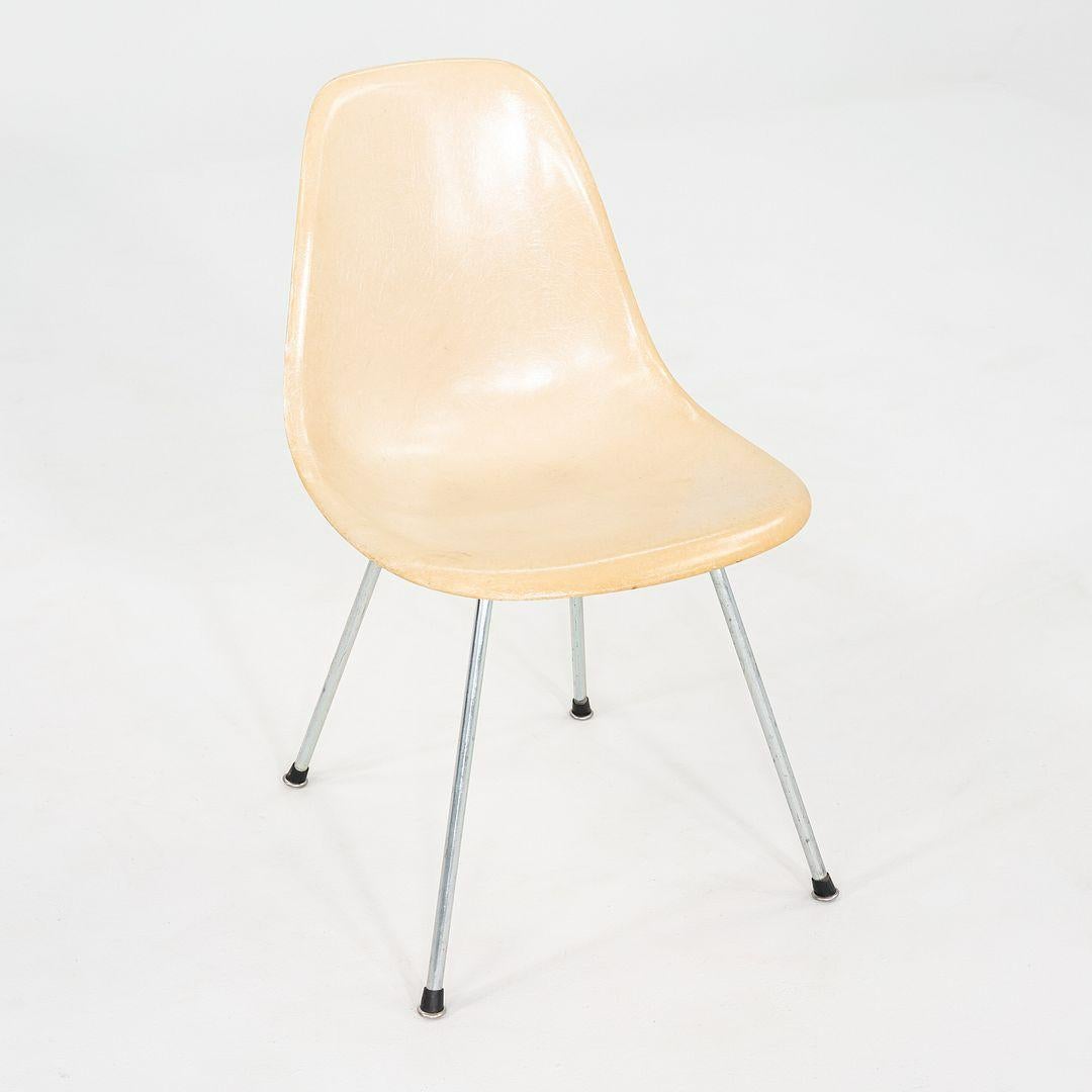 Il s'agit d'un ensemble de quatre chaises d'appoint Eames DSX, conçues à l'origine par Ray et Charles Eames dans les années 1950. Ces exemples particuliers ont été produits par Herman Miller aux États-Unis en 1955. Les chaises sont composées de
