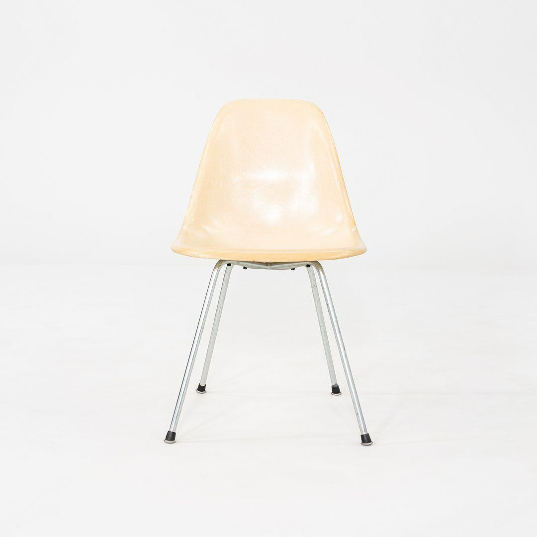 Moderne 1955 Ensemble de quatre chaises Eames en fibre de verre DSX d'Herman Miller en vente