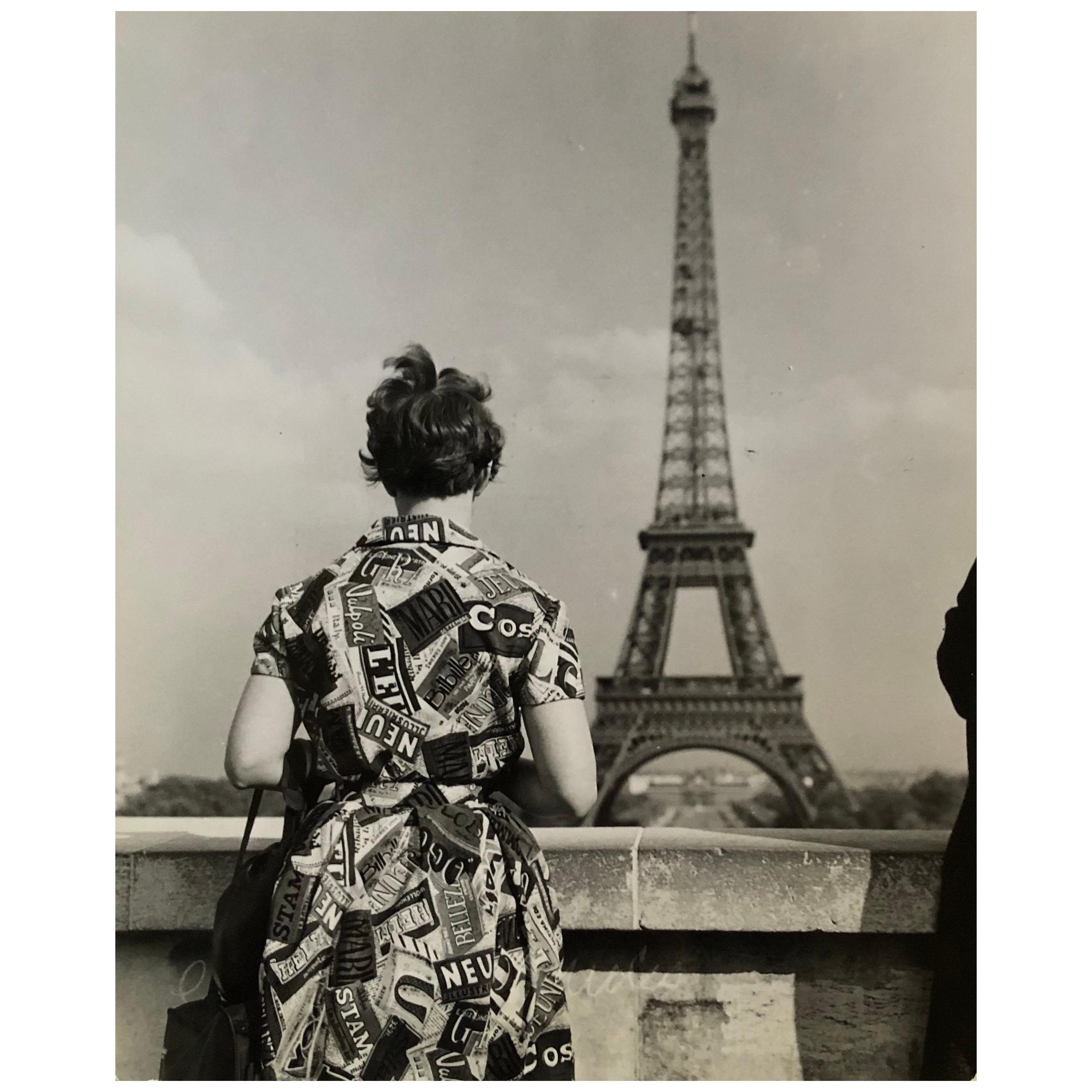 1955, Touriste admirant la tour Eiffel, Paris, Jean Ribière