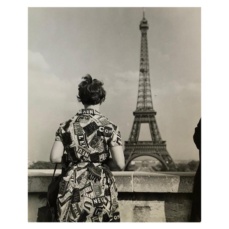 1955, Touriste admirant la tour Eiffel, Paris, Jean Ribière