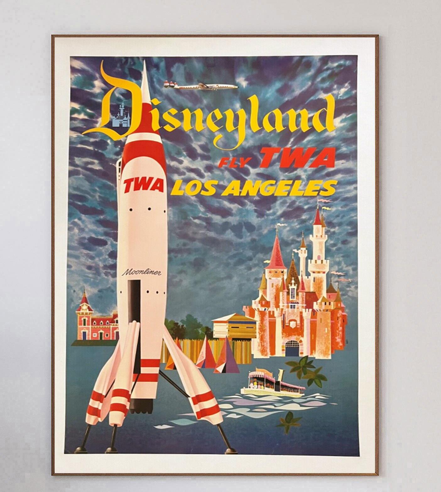 Cette affiche a été créée en 1955 pour la compagnie Trans World Airlines d'Howard Hughes afin de promouvoir ses liaisons avec Disneyland en Californie, aux États-Unis. Illustré par l'influent artiste américain David Klein, ce dessin présente une vue