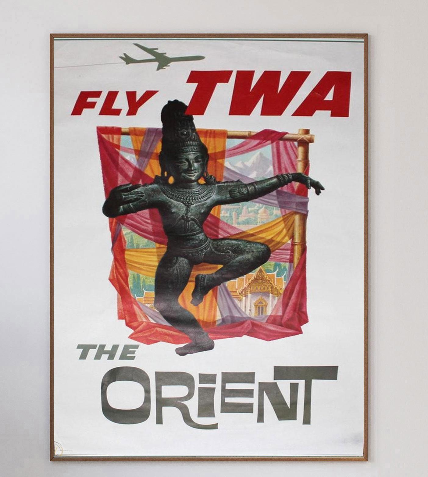 Cette affiche a été créée en 1959 pour la compagnie Trans World Airlines d'Howard Hughes afin de promouvoir ses liaisons avec l'Orient au départ des États-Unis. Illustré par l'influent artiste américain David Klein, ce motif reprend des thèmes