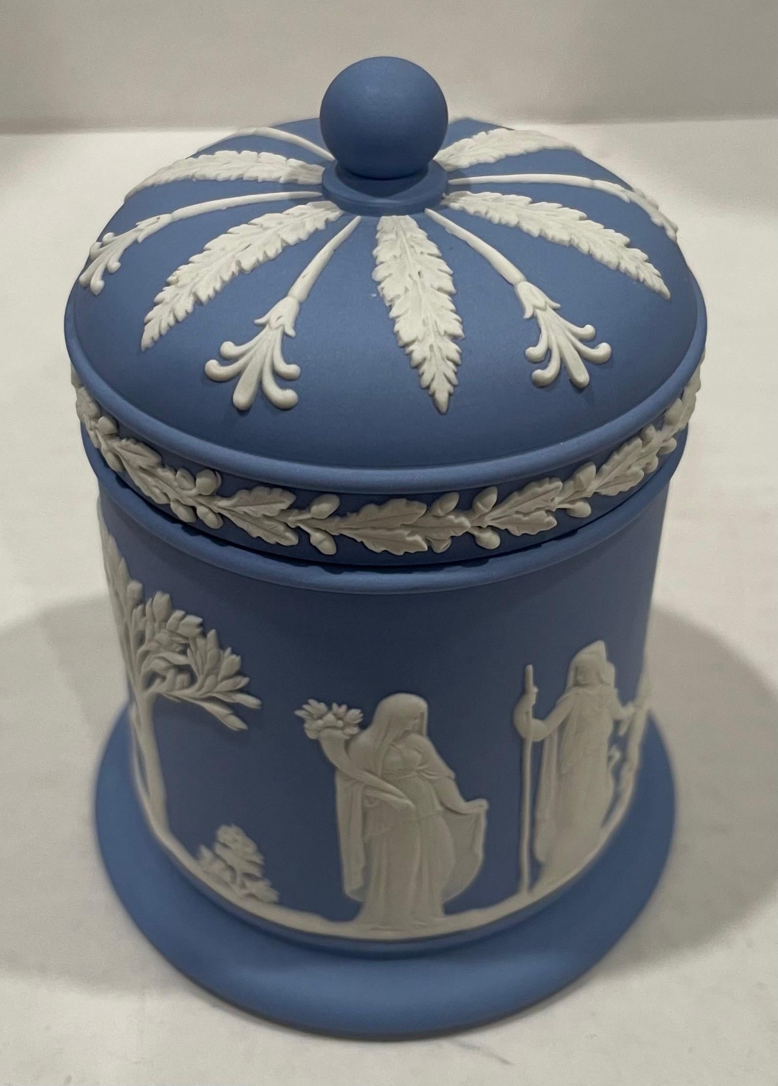 1955 Jasperware bleu clair de Wedgwood. Estampillé avec le cachet de la marque et le cachet de la date (1955) sur le dessous.