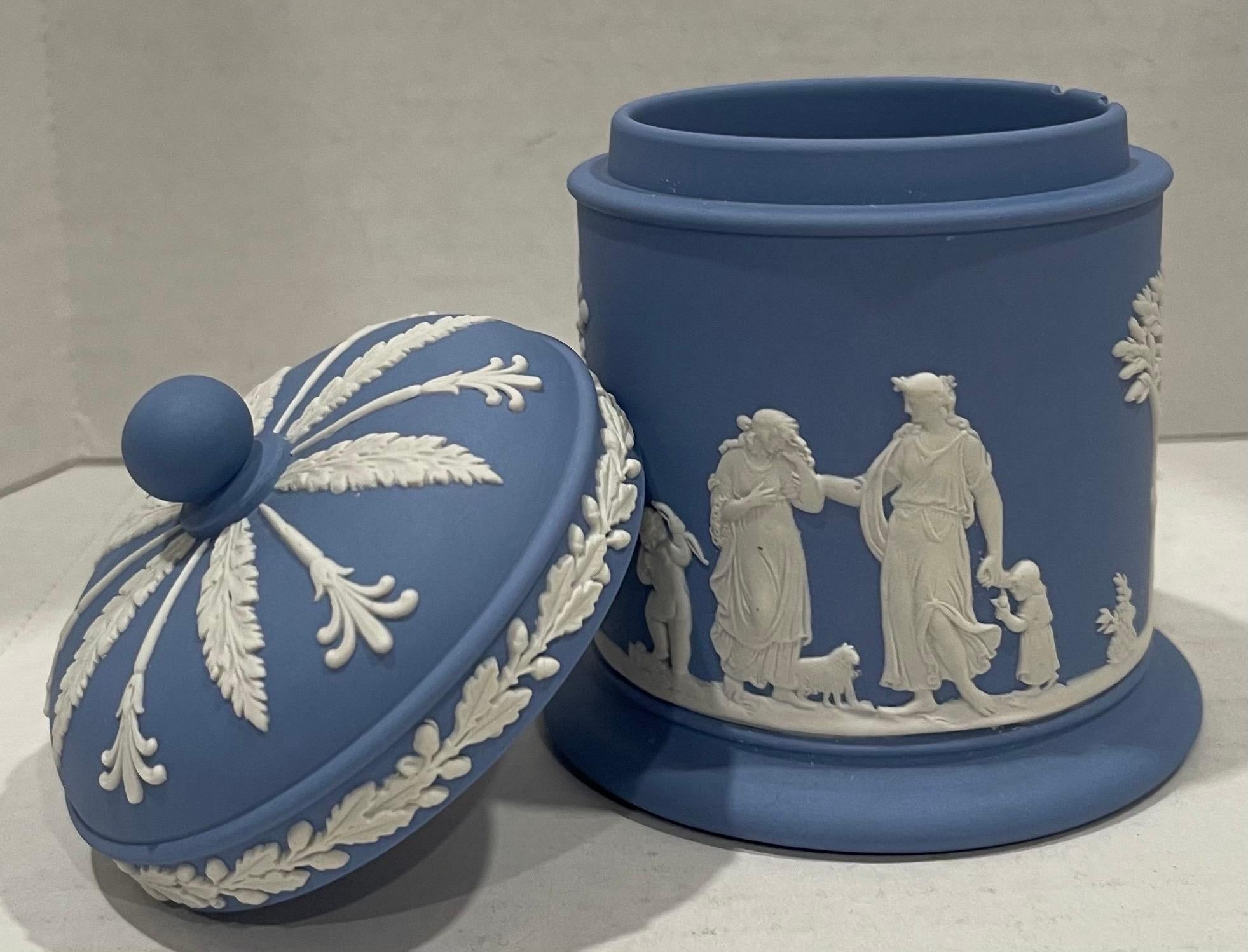 Anglais 1955 Wedgwood - Jarre à tabac en jaspe bleu clair en vente
