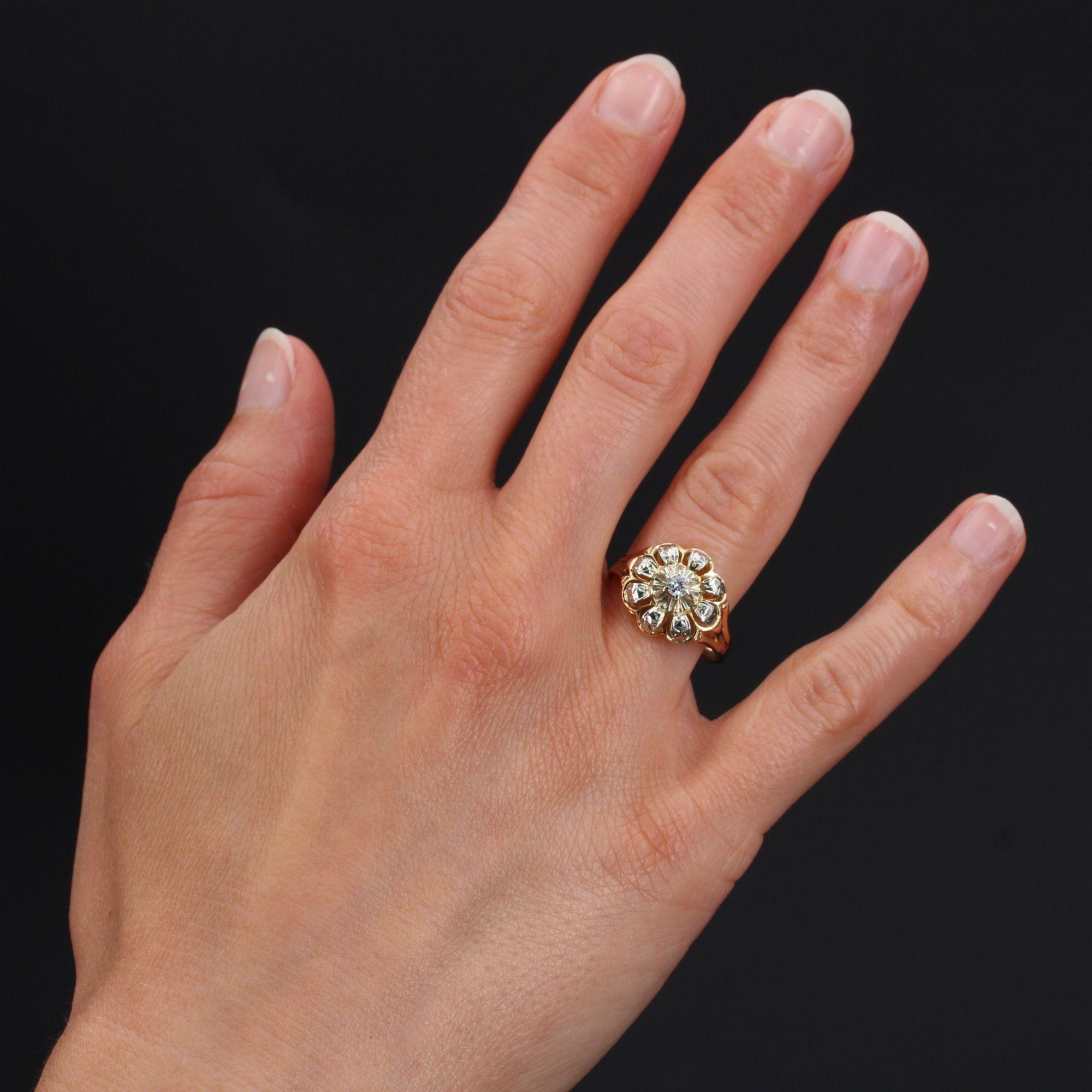 Ring aus 18 Karat Gelbgold.
Das Herzstück dieses antiken Rings in Form eines durchbrochenen Blumenrings ist ein in Krallen gefasster Diamant im Brillantschliff. Die Blütenblätter sind gemeißelt.
Gewicht des Diamanten: ca. 0,10 Karat.
Höhe: 13,9 mm,