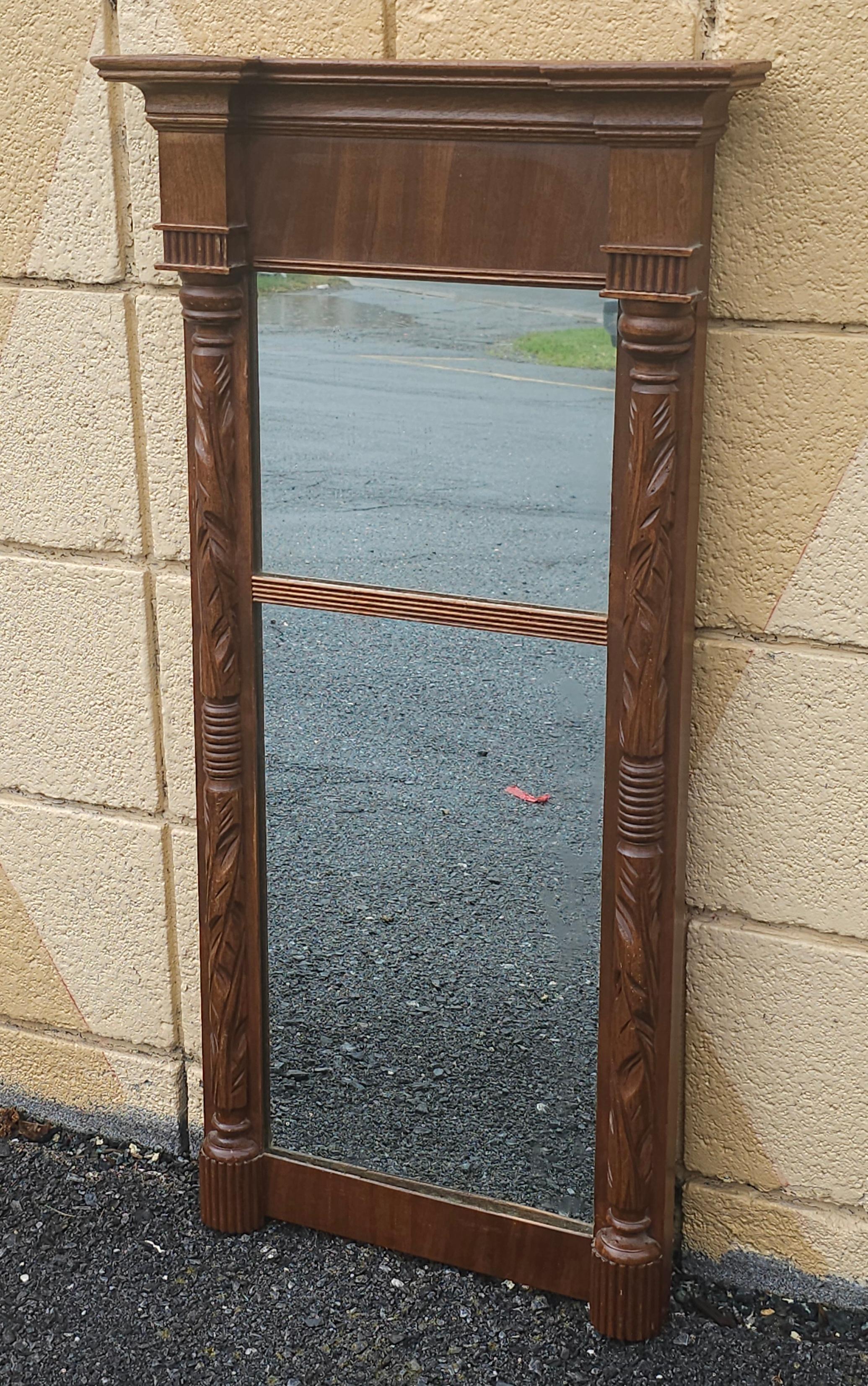 Uno specchio Biswanger Mirror Co. del 1956. Specchio Trumeau in mogano intagliato in stile Impero francese. Misura 16,5