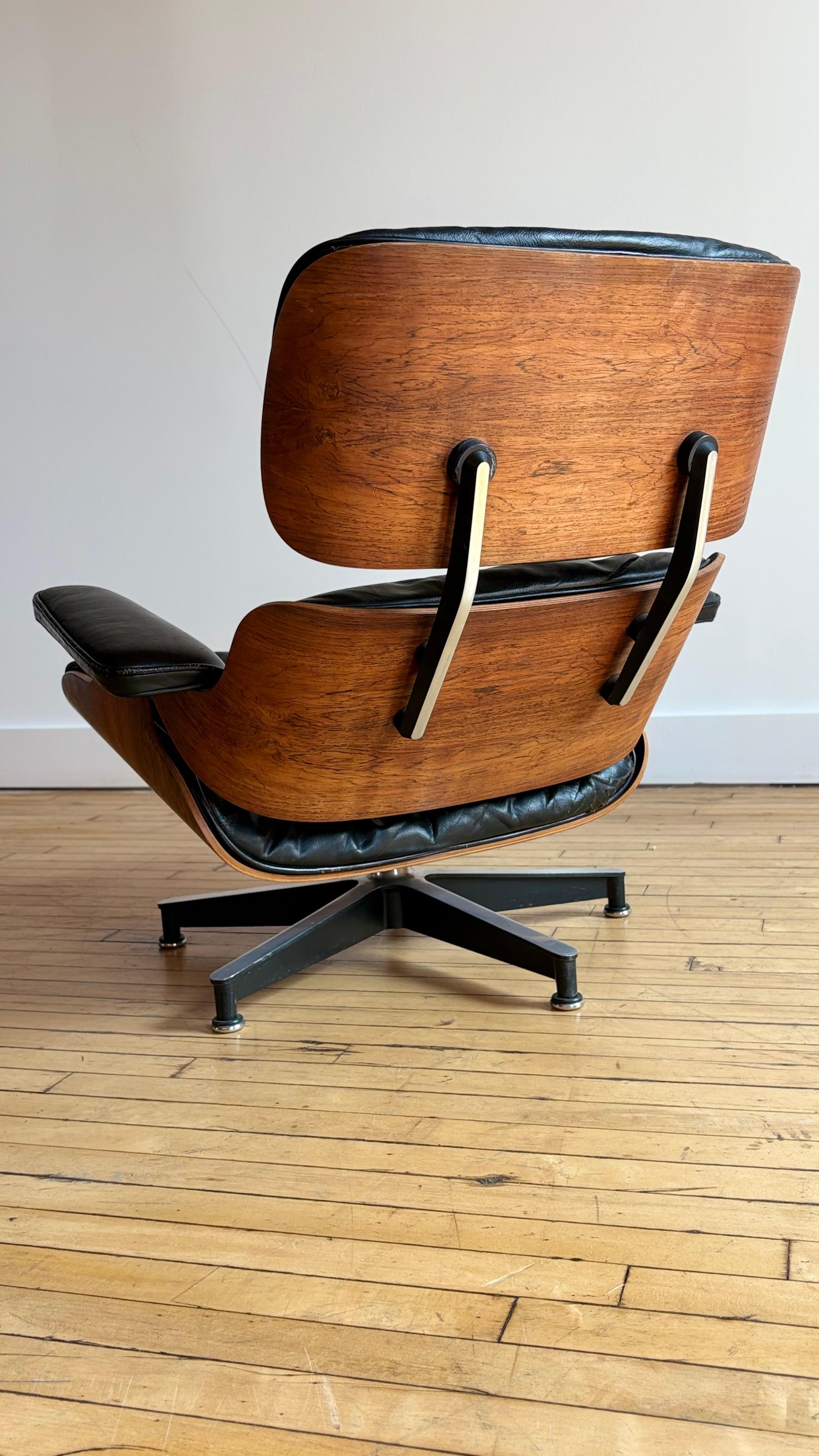 Äußerst seltene 1. Auflage des Eames Chair aus dem ersten Produktionsjahr, 1956. 

Es gibt mehrere wichtige Details zu beachten, die diesen Fund bemerkenswert machen:

- Stiefelgleiter auf der Ottomane 
- Papieretikett mit Venice ave-Adresse auf