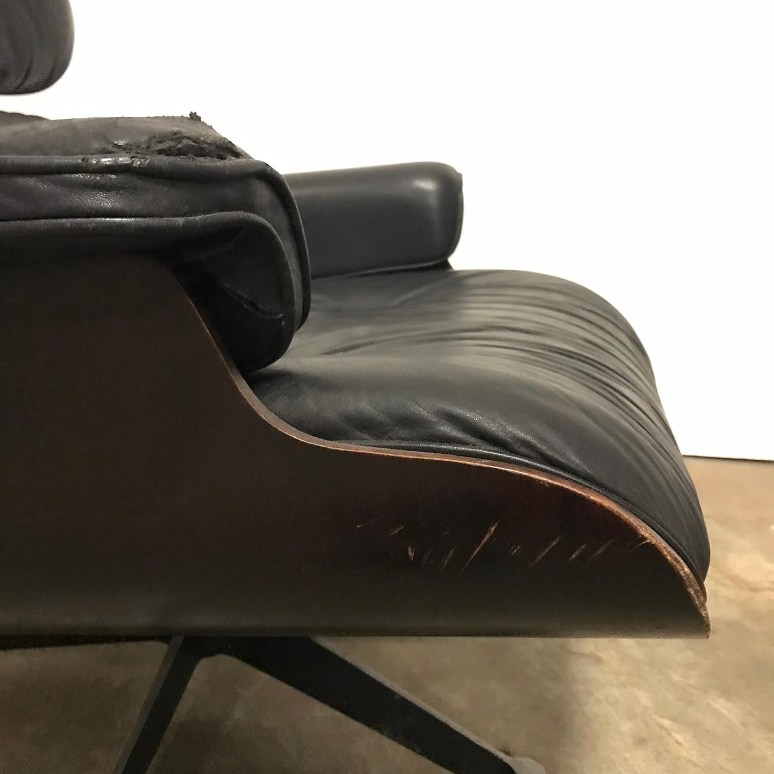 1956, Ray & Charles Eames Lounge Chair, Rare First Edition 1956 in Black Leather For Sale 4