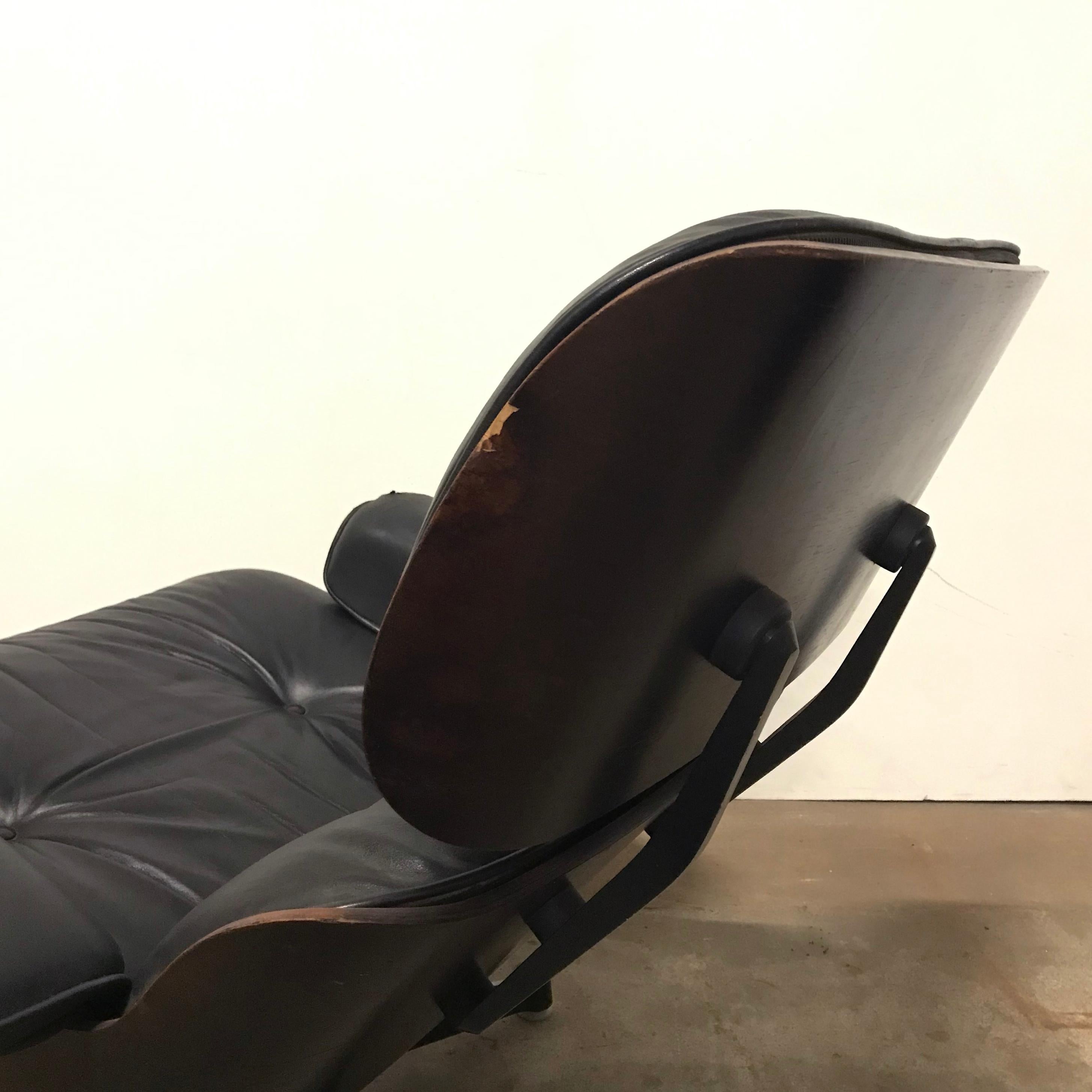 1956, Ray & Charles Eames Lounge Chair, Rare First Edition 1956 in Black Leather For Sale 7