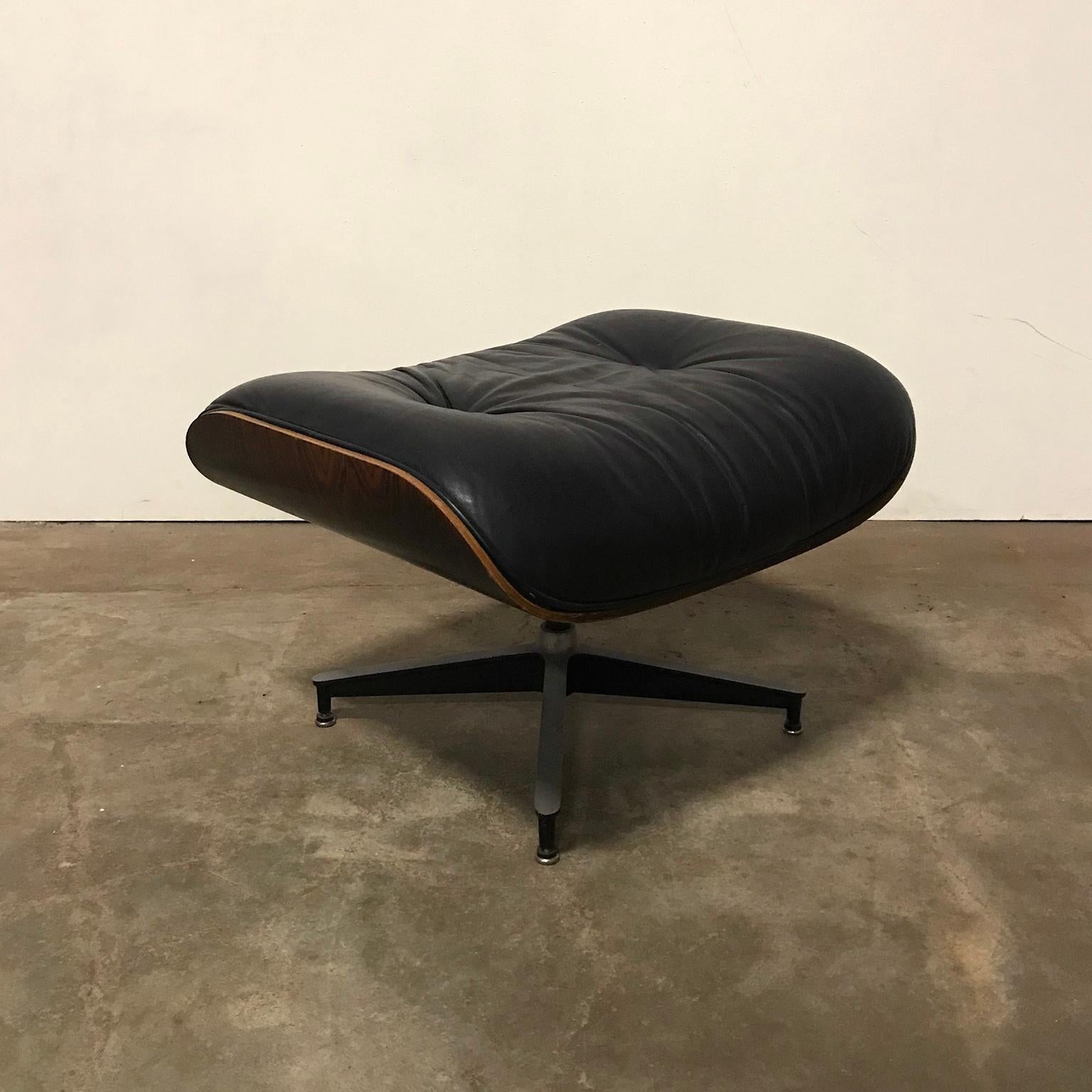 1956, Ray & Charles Eames, Miller, 1st Version Lounge Chair 1956, Ottoman 1966 For Sale 9