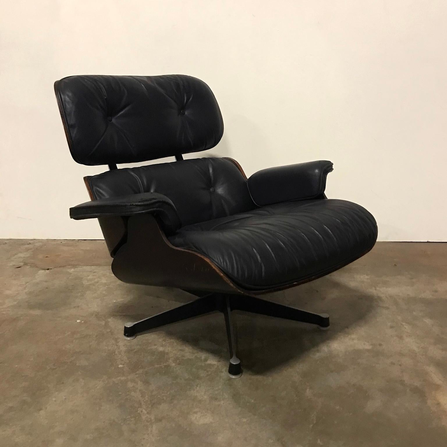 1956, Ray & Charles Eames, Miller, 1. Version Lounge Chair 1956, Ottoman 1966 (Moderne der Mitte des Jahrhunderts) im Angebot