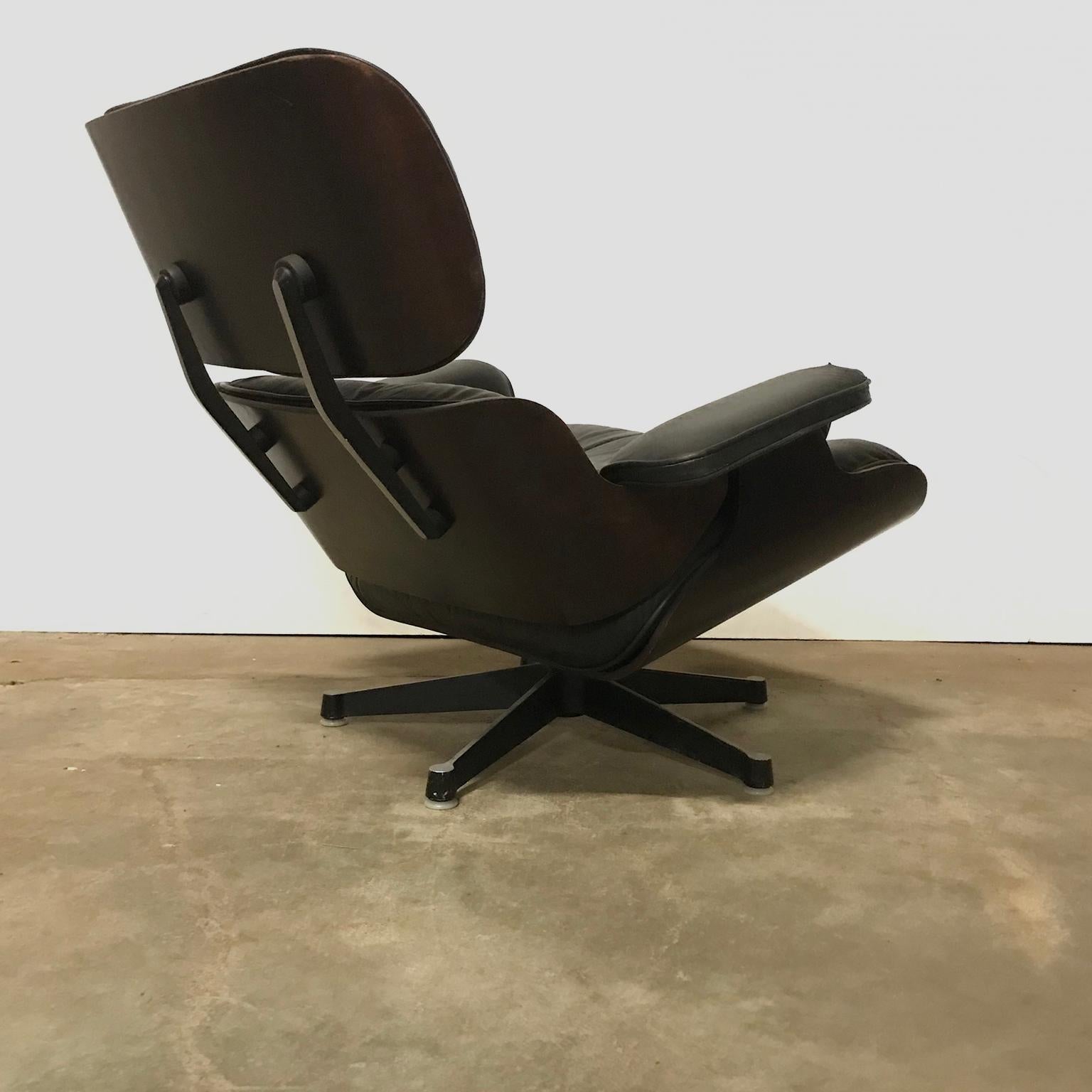 1956, Ray & Charles Eames, Miller, 1. Version Lounge Chair 1956, Ottoman 1966 (Mitte des 20. Jahrhunderts) im Angebot