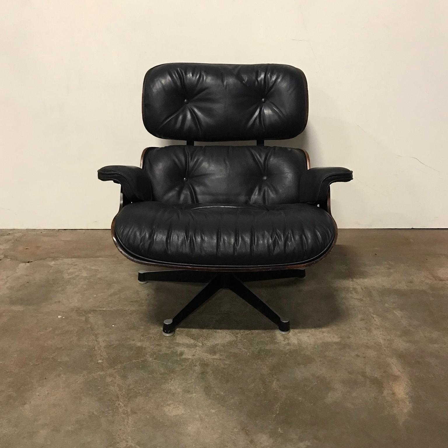 1956, Ray & Charles Eames, Miller, 1st Version Lounge Chair 1956, Ottoman 1966 In Good Condition For Sale In Amsterdam IJMuiden, NL
