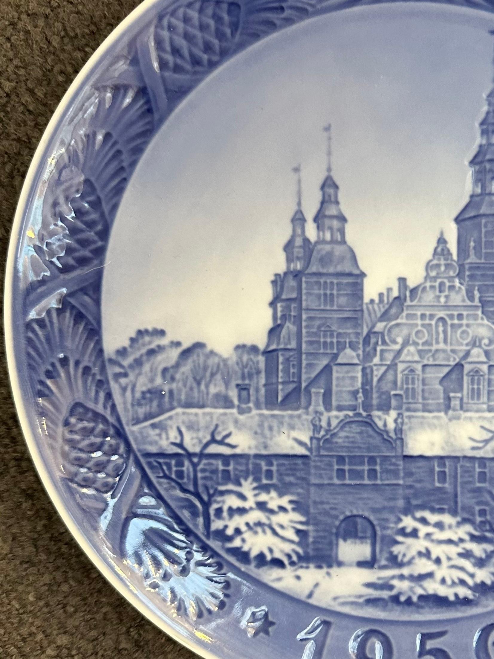 1956 Royal Copenhagen Christmas Plate - Rosenborg Castle Designed by Kai Lange. For Sale 1