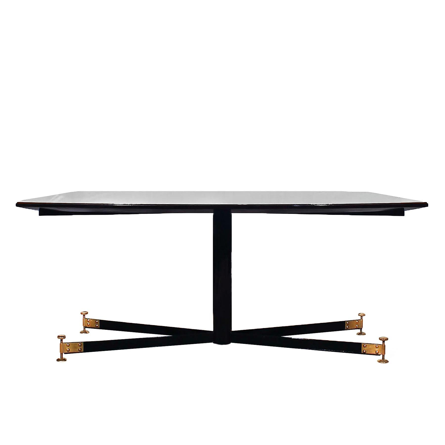 Tavolo importante, gambe in acciaio nero con piedini regolabili in ottone massiccio lucidato, formica originale sul piano.
Design: Sergio Mazza per il Concorso Domus 1956,
Italia, 1956.

Bibliografia: Domus 8336 11/1957.