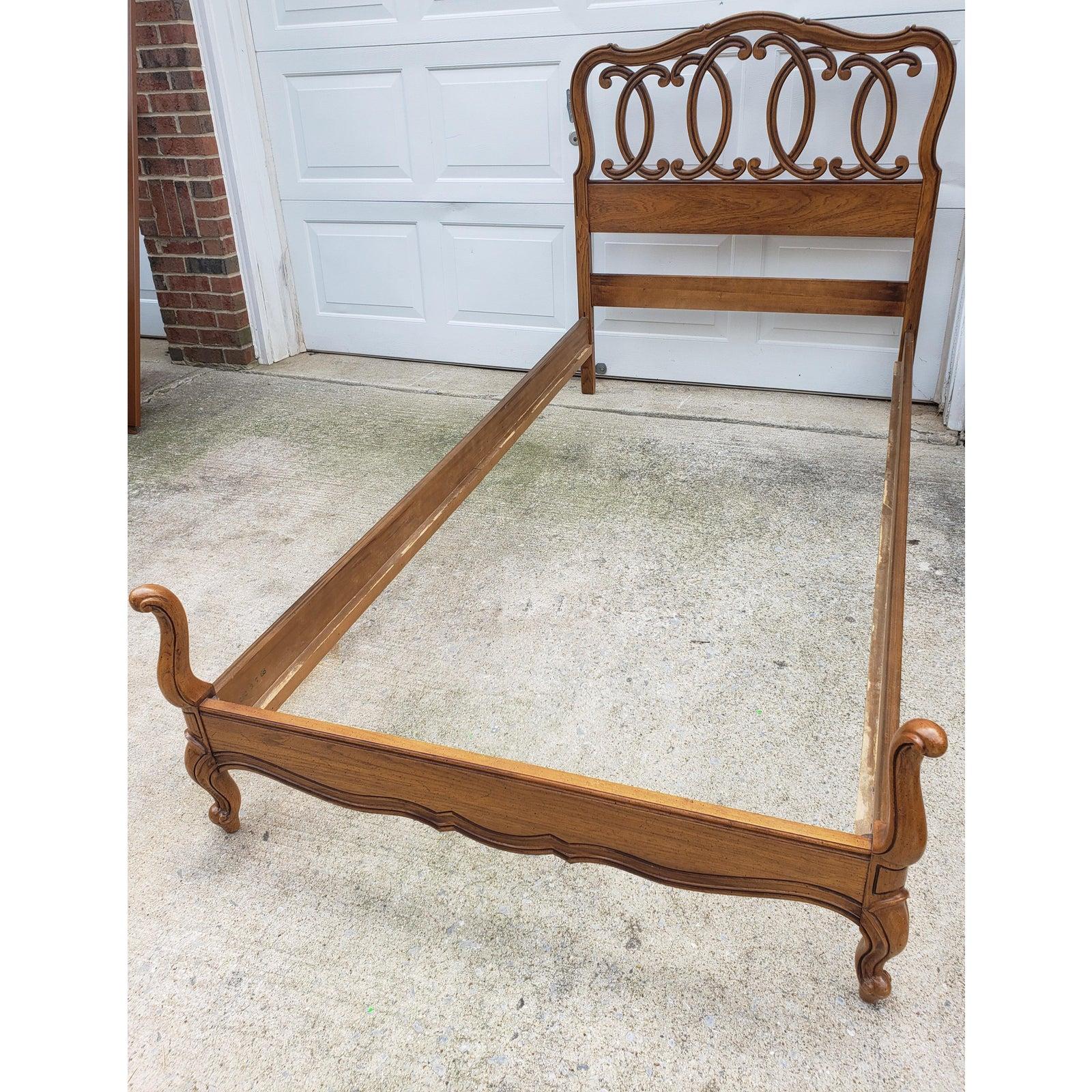 1956 Vintage Single Bedframe from Thomasville. The bed is in excellent condition. It measures 41