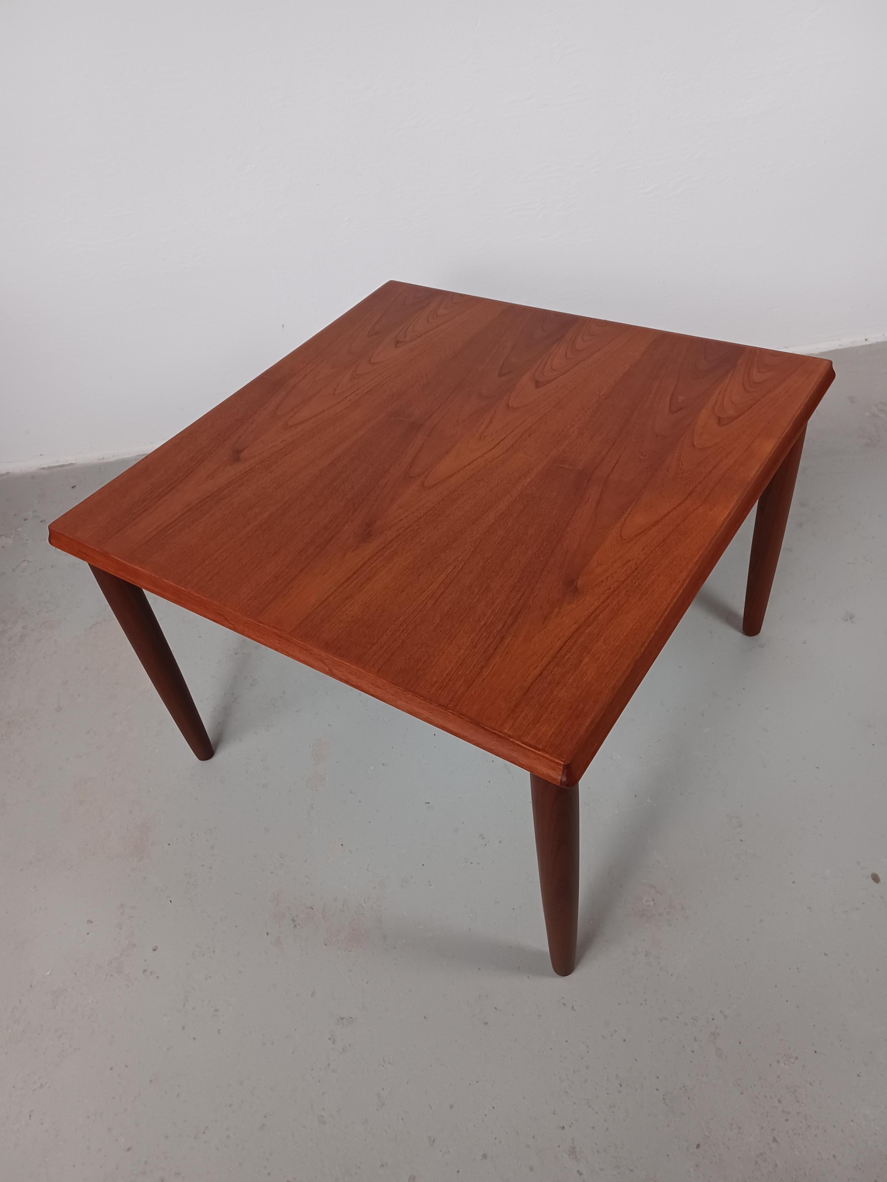 1960s fully restored Danish coffee table in teak. 

The well dimensioned coffee table with it´s elegant curved edges has been fully restored and refinished by our experienced cabinetmakers to ensure that it's in very good condition.
 
 
