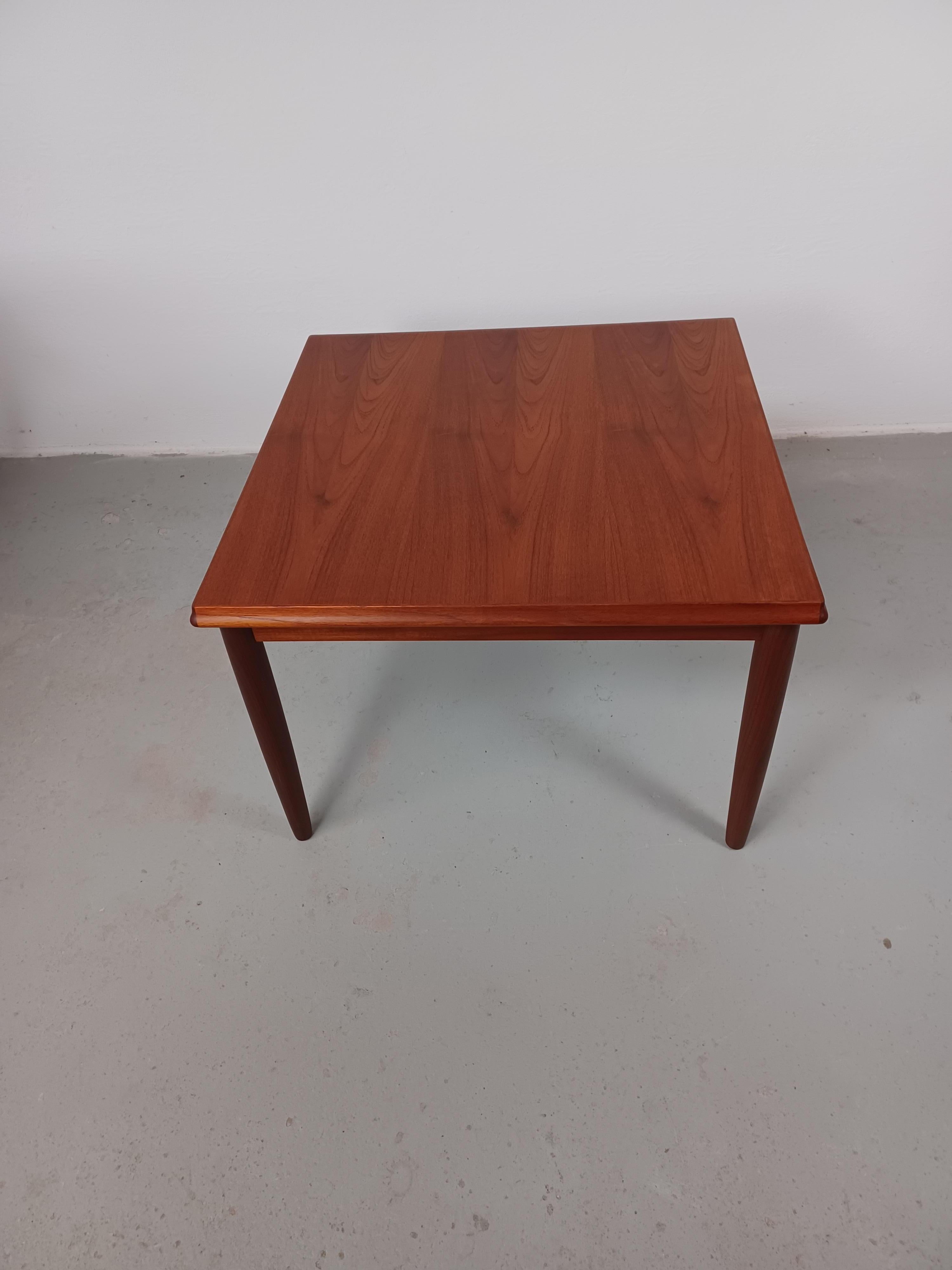 Danois Table basse danoise des années 1950 entièrement restaurée en teck en vente