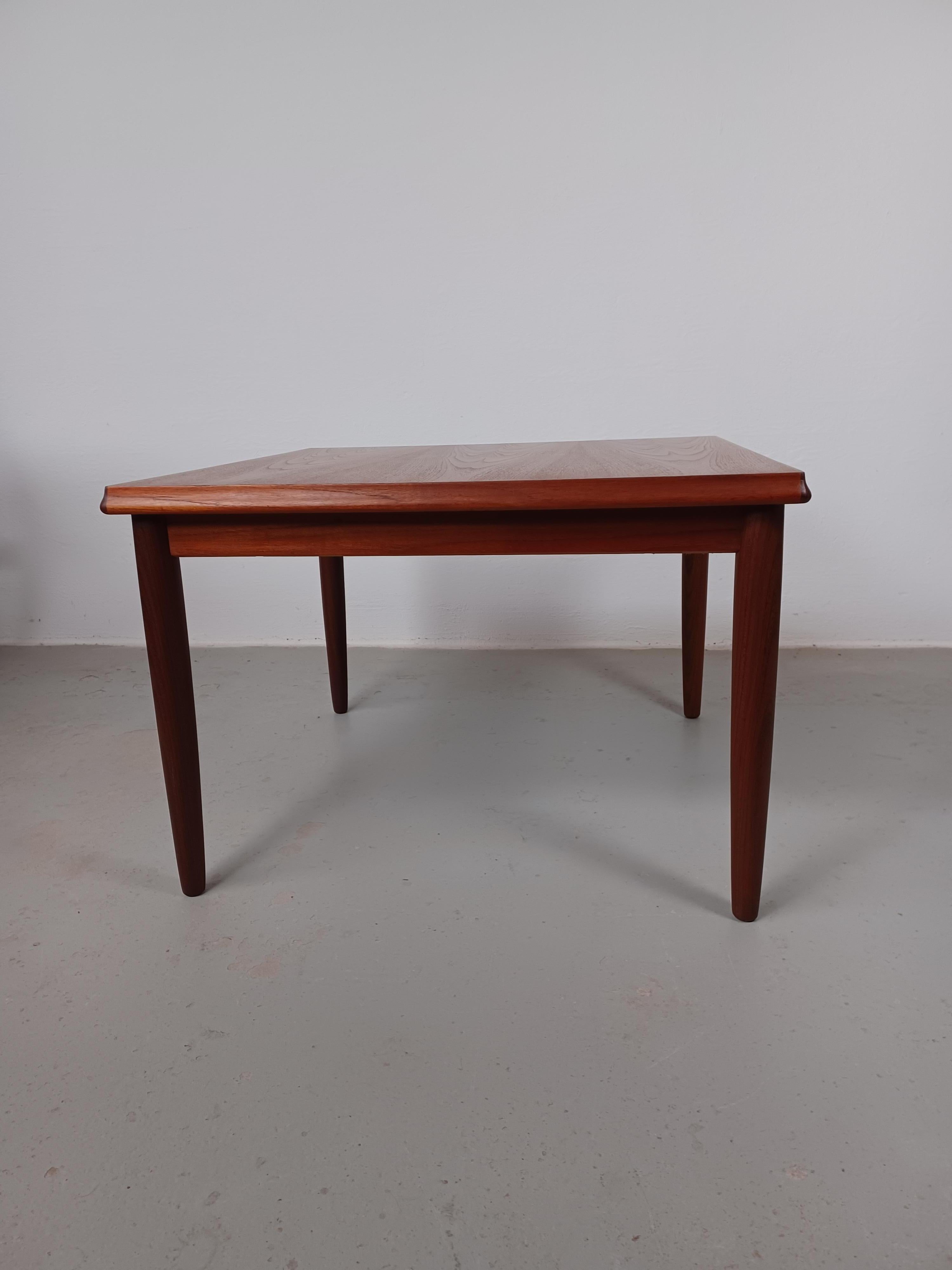 Table basse danoise des années 1950 entièrement restaurée en teck Bon état - En vente à Knebel, DK