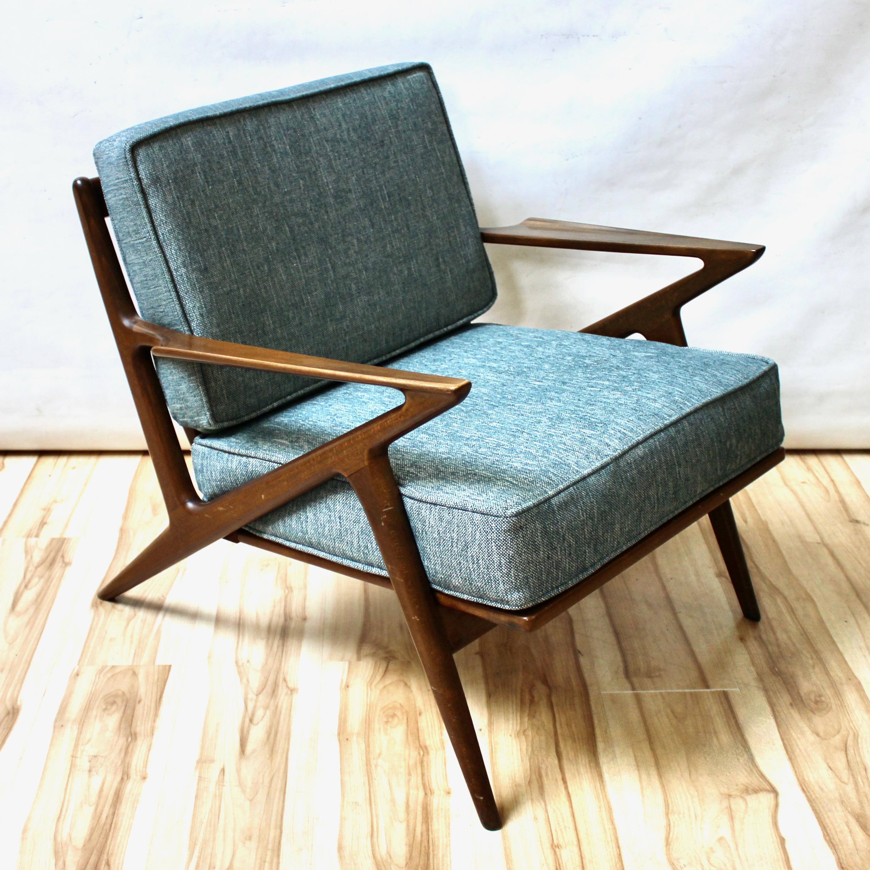 1957 Danish Modern Z lounge chair, designed by Poul Jensen for Selig. The chair has been professionally reupholstered with new material. In excellent vintage condition, with light wear, consistent with age and use.

Width: 29.5 in / Depth: 33 in /