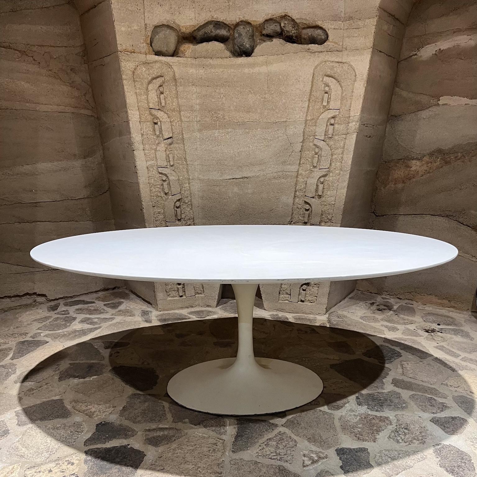 Bauhaus 1957 Early Eero Saarinen for Knoll Table de salle à manger ovale en forme de tulipe en vente