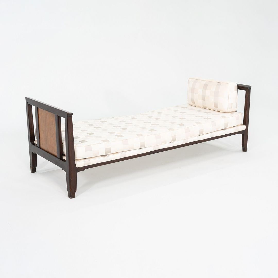 Il s'agit d'un lit de jour modèle 5716, conçu à l'origine par Edward Wormley pour Dunbar. Cet exemplaire particulier a été produit aux États-Unis et date de l'année 1957. Le lit de jour est doté d'un cadre en noyer et d'un coussin recouvert d'un
