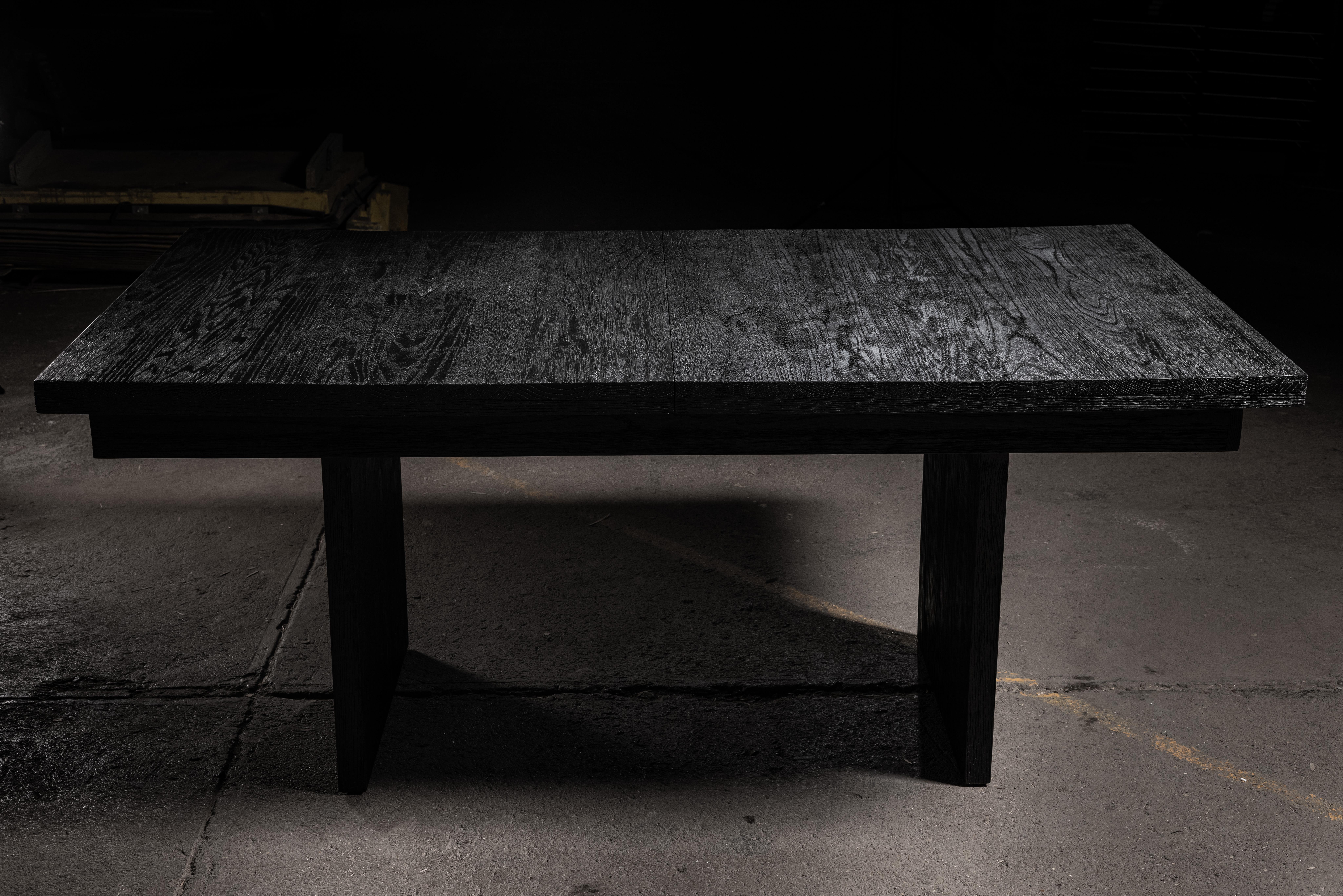 Brutalisme 1957 Table de salle à manger extensible en chêne noir travaillé à la main en vente