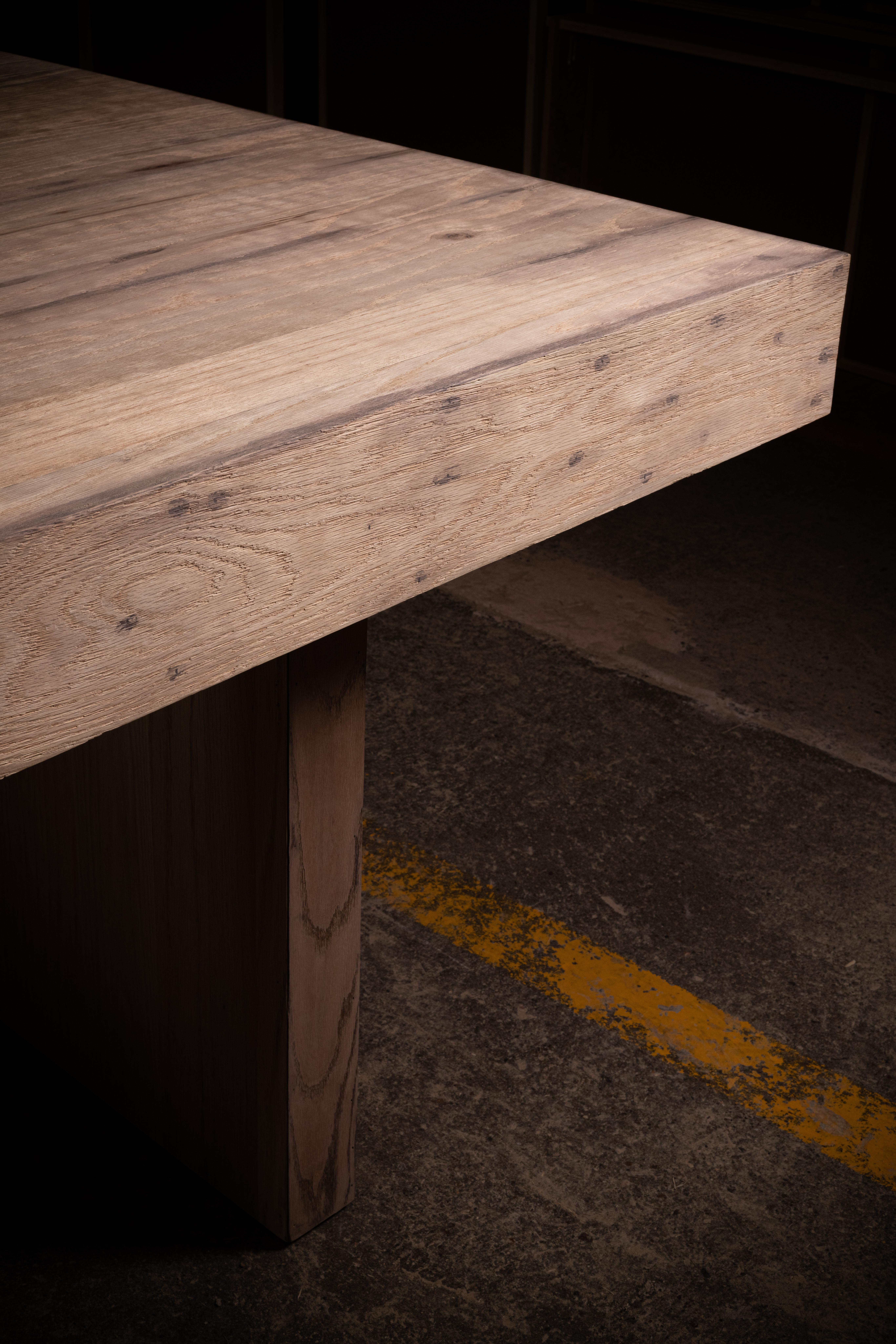 1957 Mesa de comedor rectangular de roble macizo hecha a mano por No Age Studio Moderno en venta