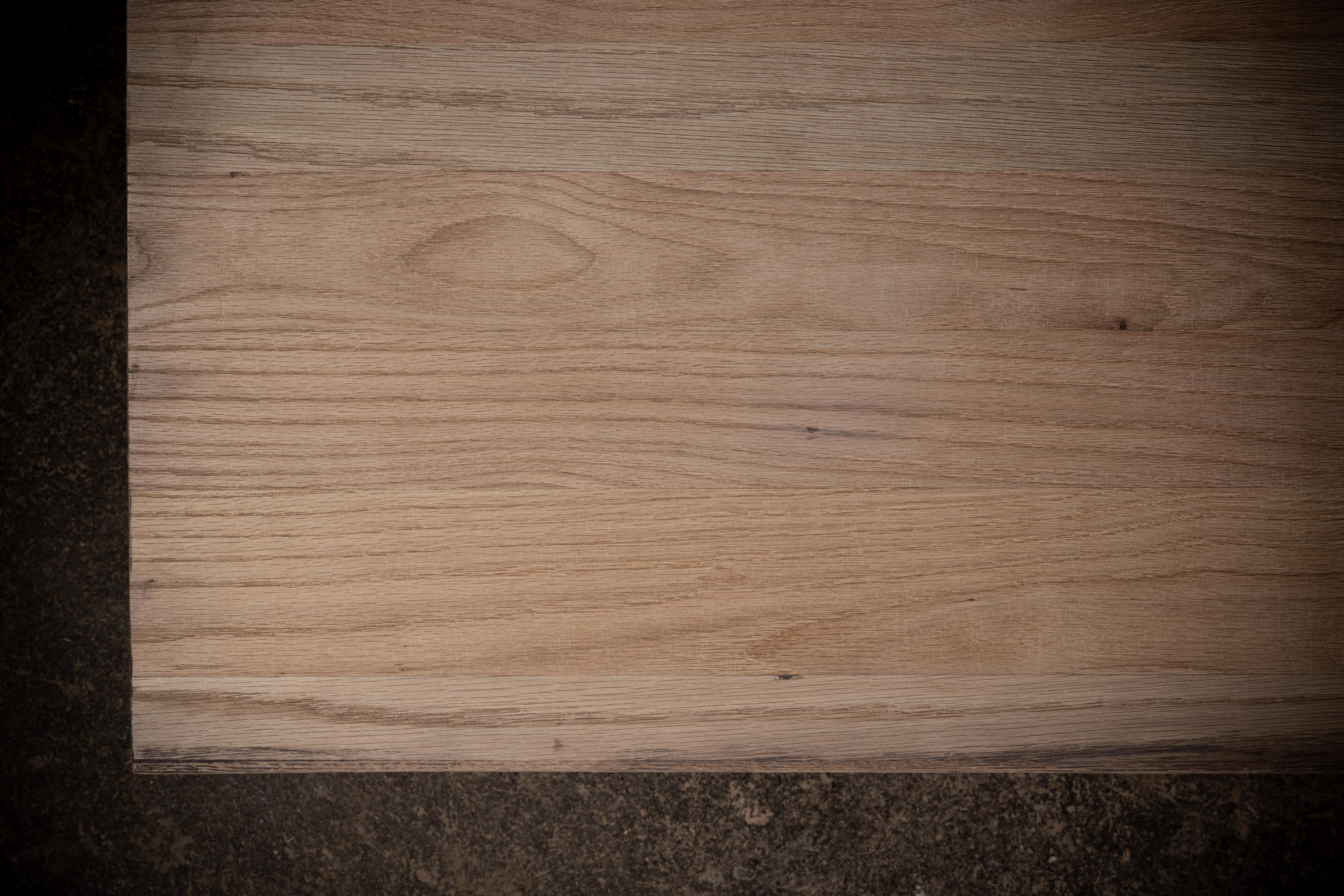 1957 Mesa de comedor rectangular de roble macizo hecha a mano por No Age Studio en Nuevo estado para la venta en Geneve, CH