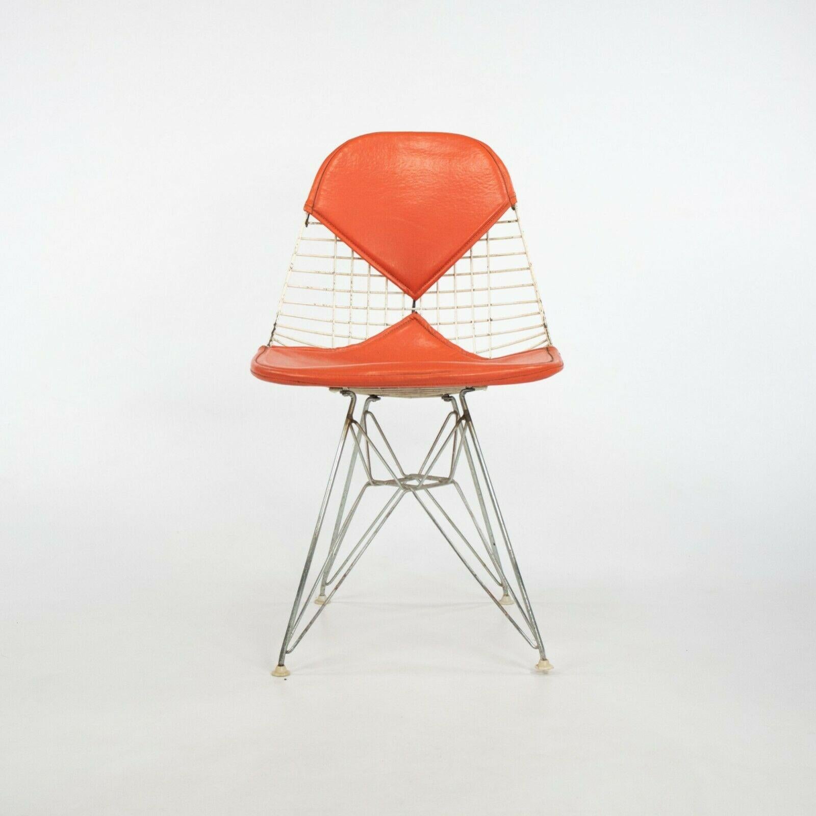 Zum Verkauf steht ein seltenes Set von 1957 Eames DKR-2 Dining / Side Chairs von Herman Miller mit original Redwood Avenue Labels. Diese Stühle sind in sehr gutem bis ausgezeichnetem Vintage-Zustand und weisen einige Gebrauchsspuren auf, wie auf den