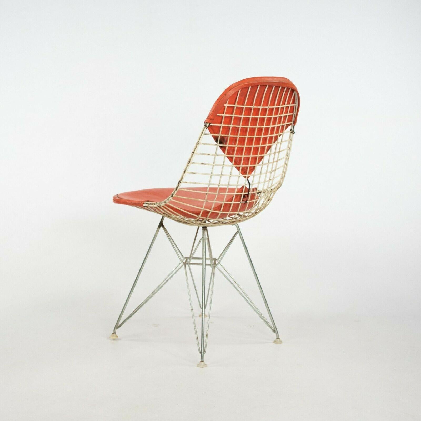 1957 Herman Miller Eames DKR-2 Ess-/Beistellstühle, Fünfer-Set mit orangefarbenen Polstern im Zustand „Gut“ im Angebot in Philadelphia, PA