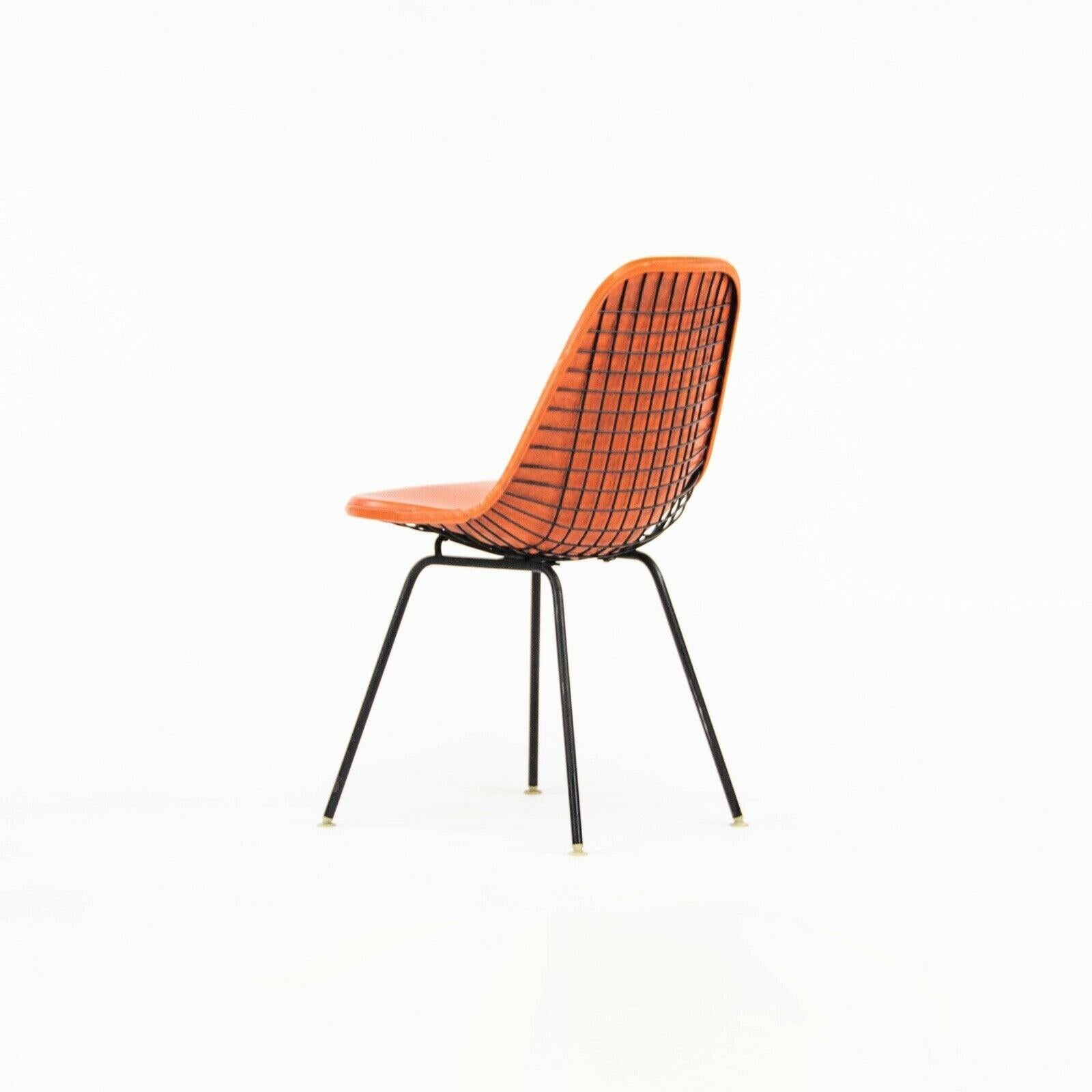 Milieu du XXe siècle 1957 Herman Miller Eames DKX Wire Dining Chair with Full Naugahyde Orange Pad (chaise de salle à manger en fil de fer) en vente
