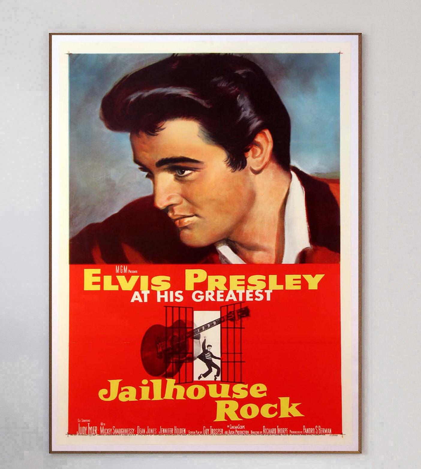Jailhouse Rock wurde 1957 veröffentlicht und markierte den Beginn der Goldenen Ära von Elvis Presleys kommerzieller Karriere. Der Film verfügt über einen Original-Soundtrack von Elvis, einschließlich des ikonischen Titelsongs (die Sequenz wird