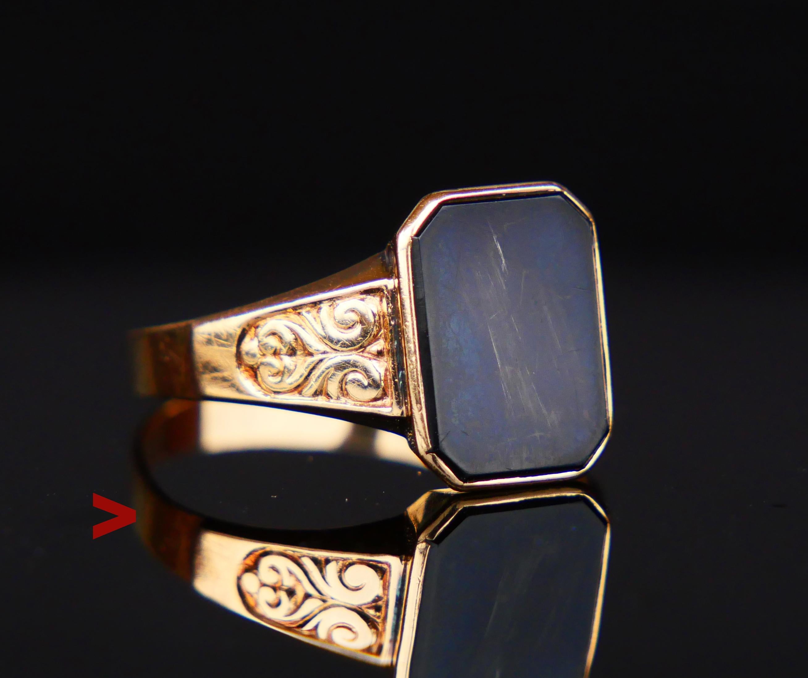 Anello ϟiignet da uomo in oro giallo massiccio 18 carati con spalle scolpite e decorate con pietra Onice nera naturale  taglio rettangolare e lucidato 12mm x 9mm x 2,25mm di profondità/ circa 2,5 ct. Questa pietra presenta piccole inclusioni