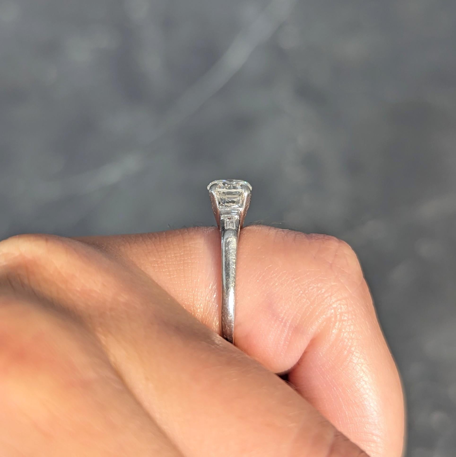 1957 Anello di fidanzamento vintage con tre pietre di platino e diamanti da 1,10 CTW di metà secolo in vendita 9