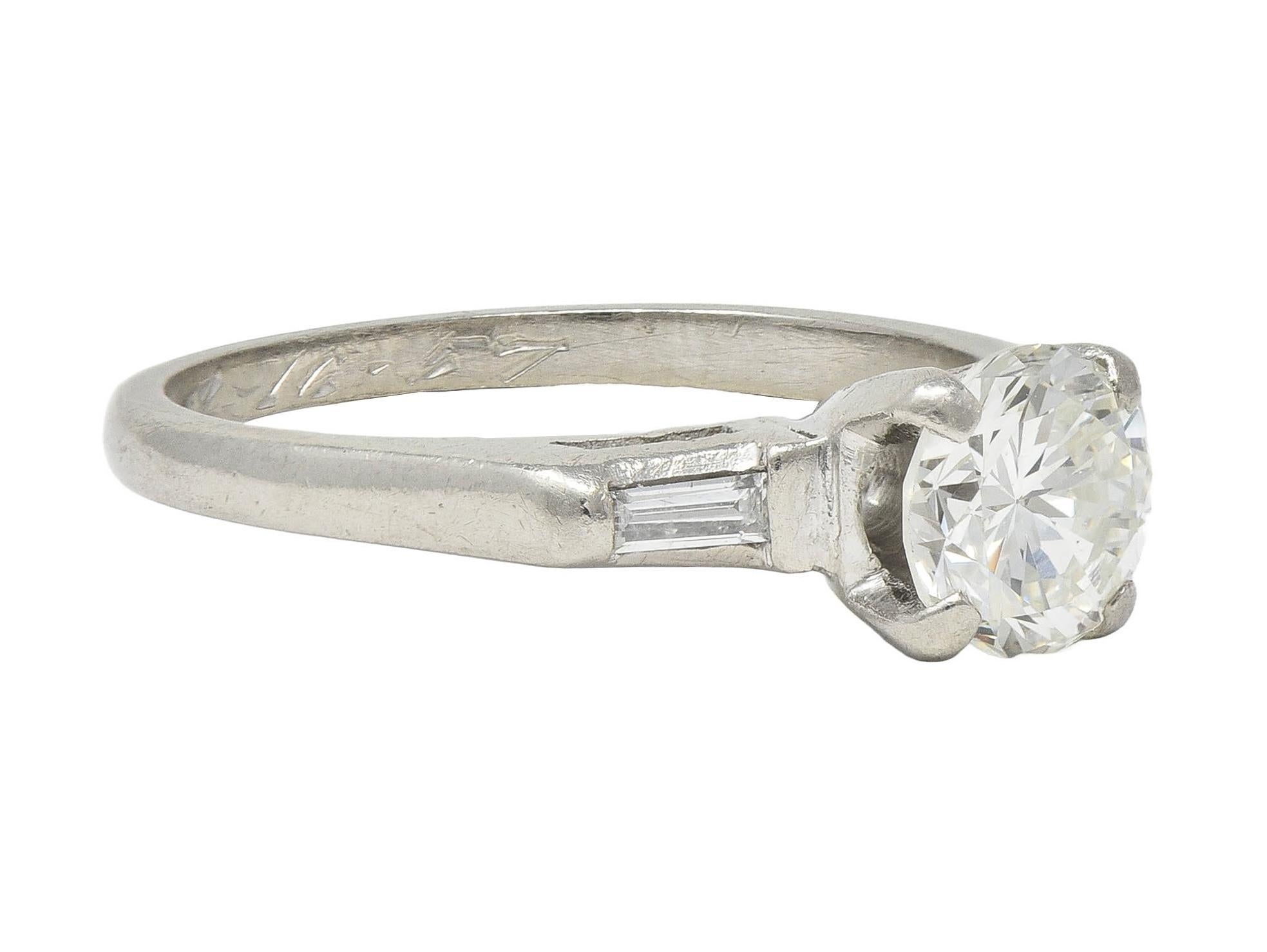 1957 Anello di fidanzamento vintage con tre pietre di platino e diamanti da 1,10 CTW di metà secolo In condizioni ottime in vendita a Philadelphia, PA