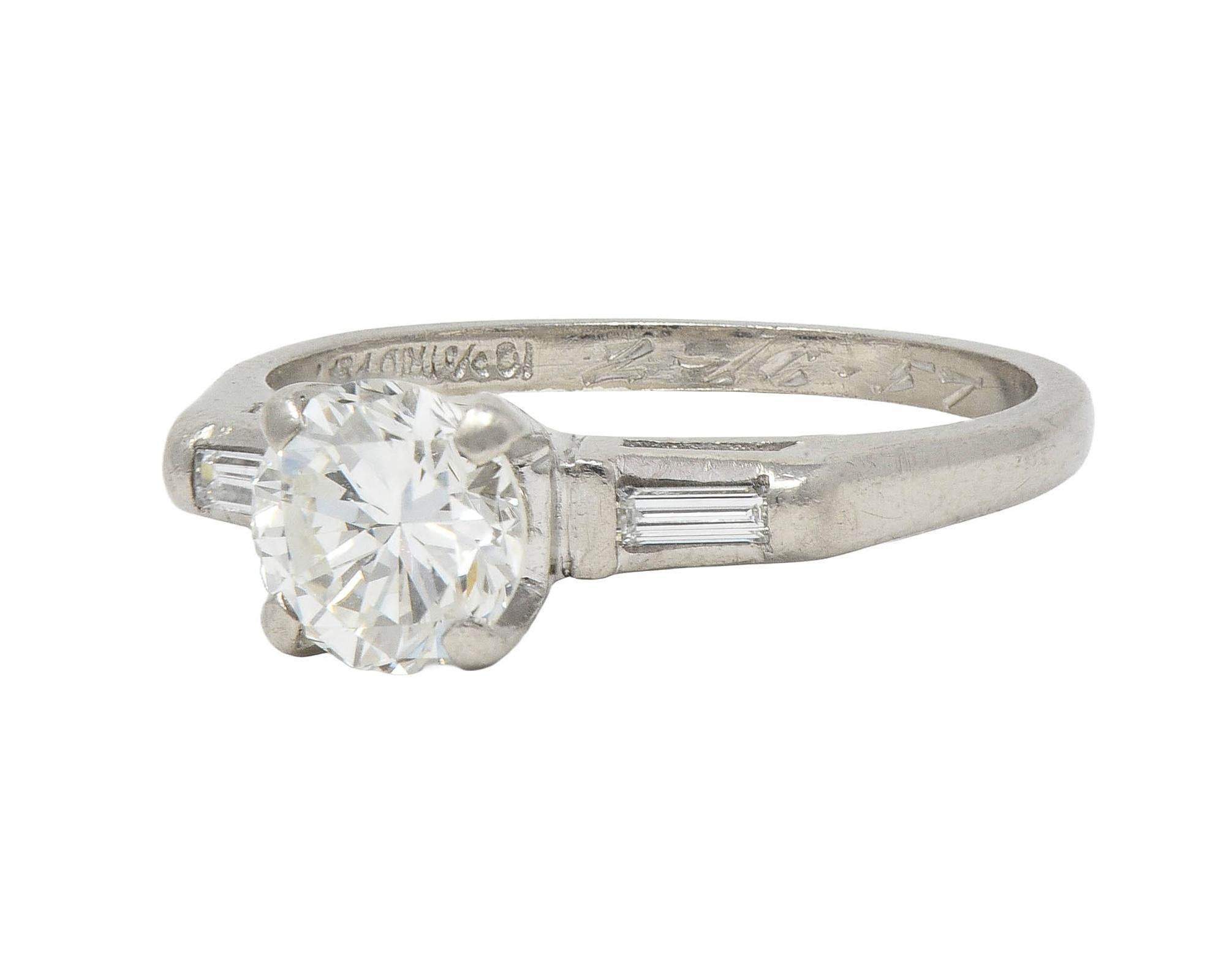 1957 Anello di fidanzamento vintage con tre pietre di platino e diamanti da 1,10 CTW di metà secolo in vendita 2