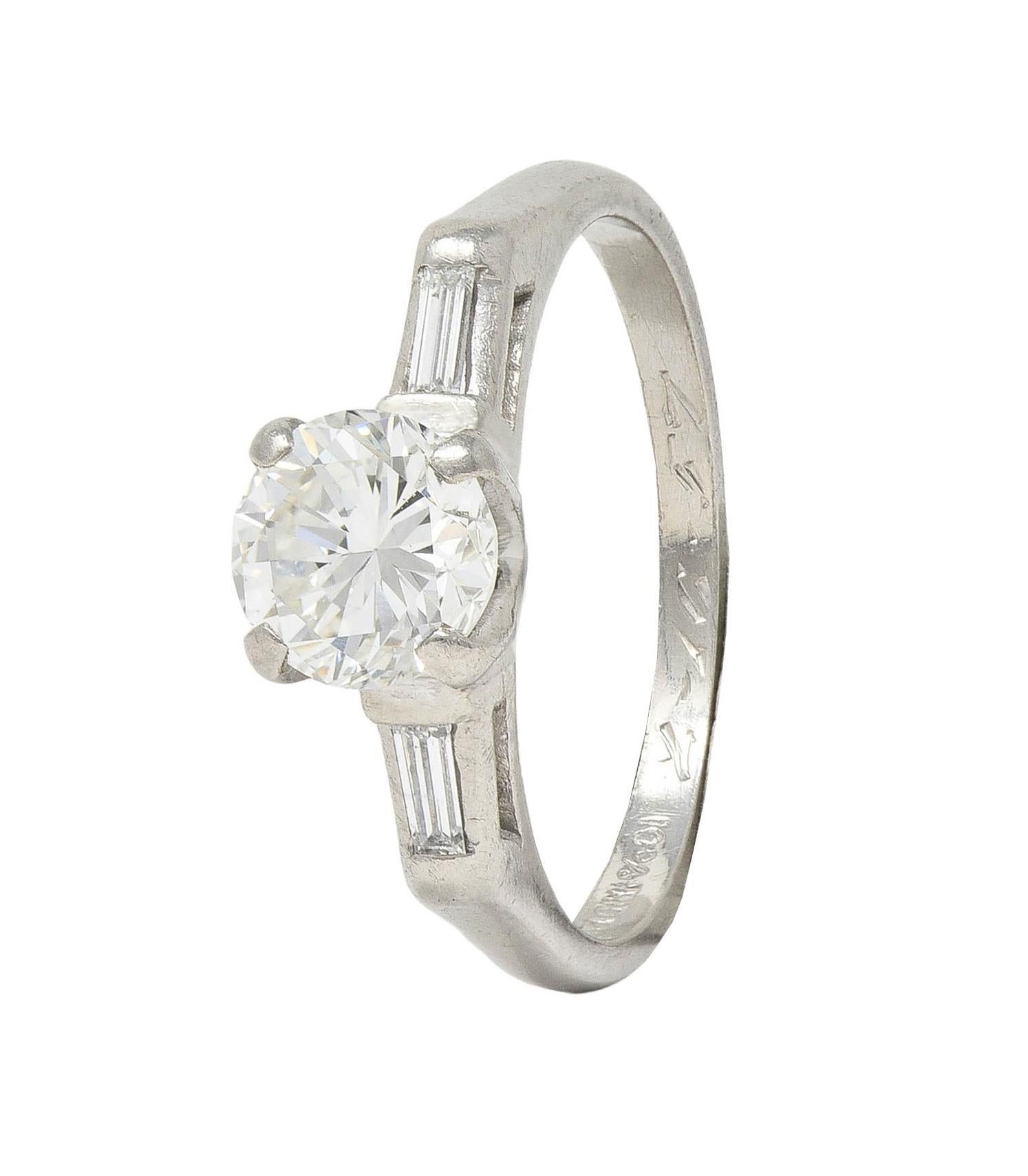 1957 Anello di fidanzamento vintage con tre pietre di platino e diamanti da 1,10 CTW di metà secolo in vendita 5