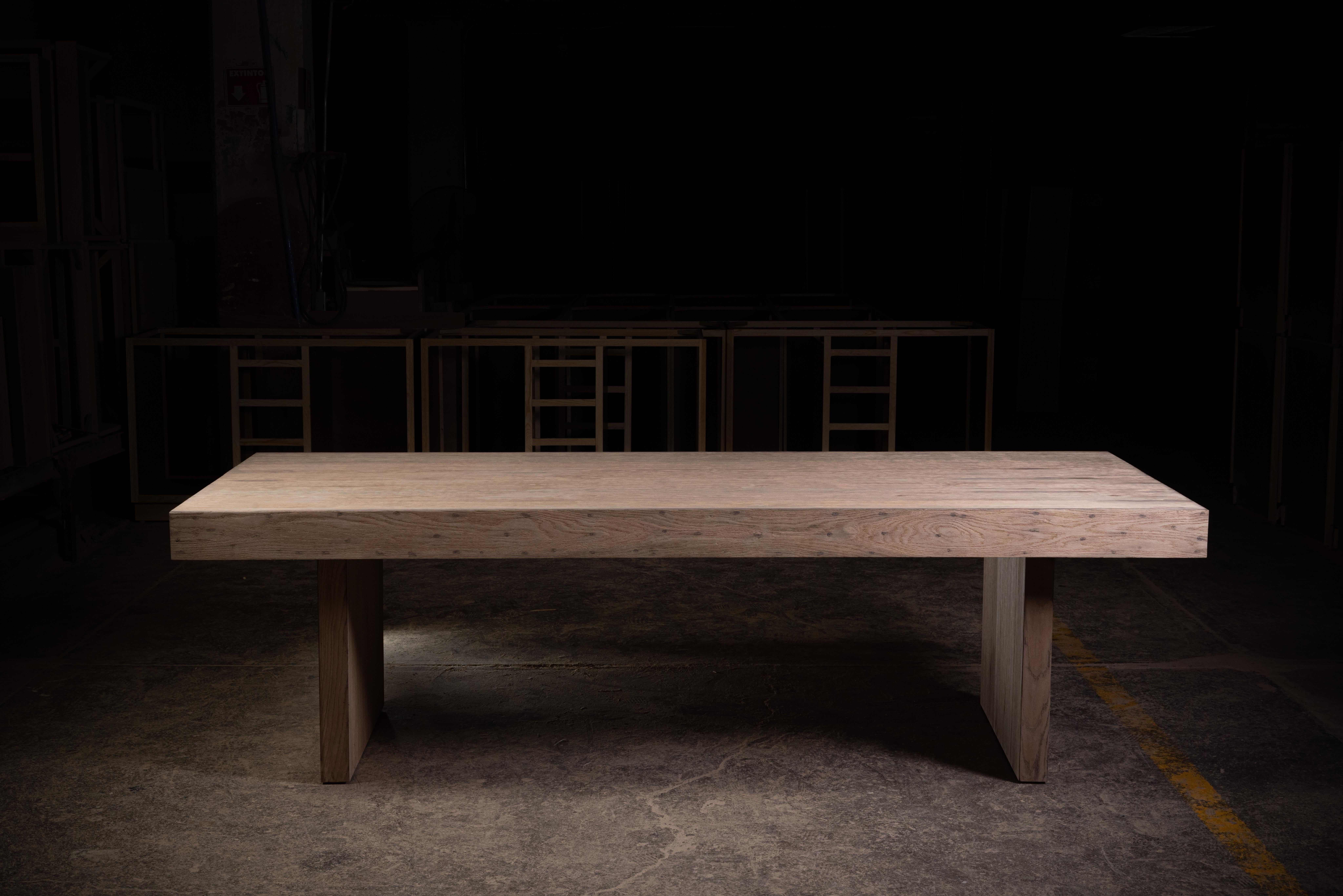 Table de salle à manger en chêne naturel, fabriquée à la main, en bois massif de récupération. 

Le plateau de la table a une épaisseur de 4