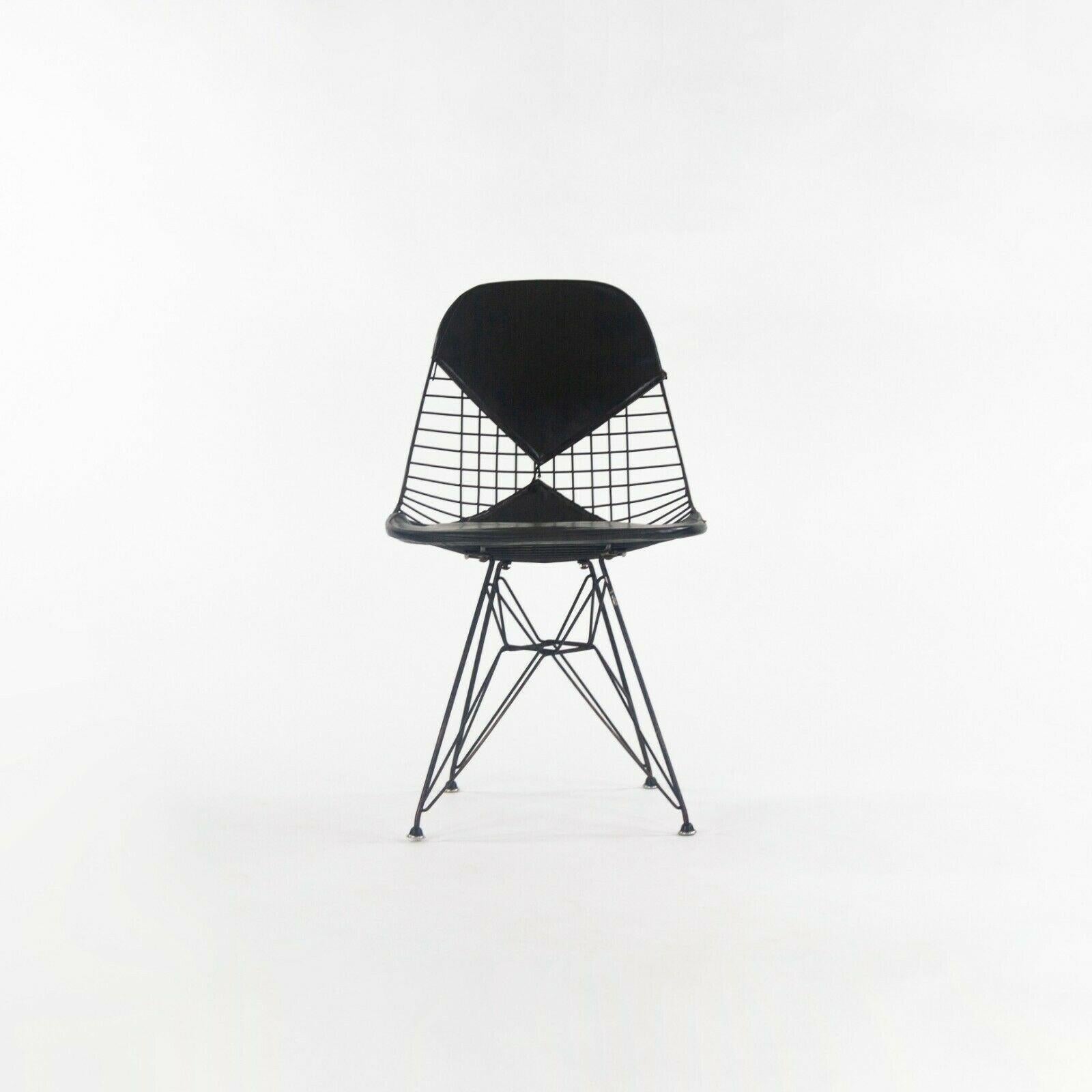 Nous vous proposons à la vente un ensemble de six chaises de salle à manger en fil de fer Eames DKR-2 avec des pad noirs, produites vers 1957. Le DKR a été conçu par Charles et Ray Eames et produit par Herman Miller. Les bases en fil noir et les
