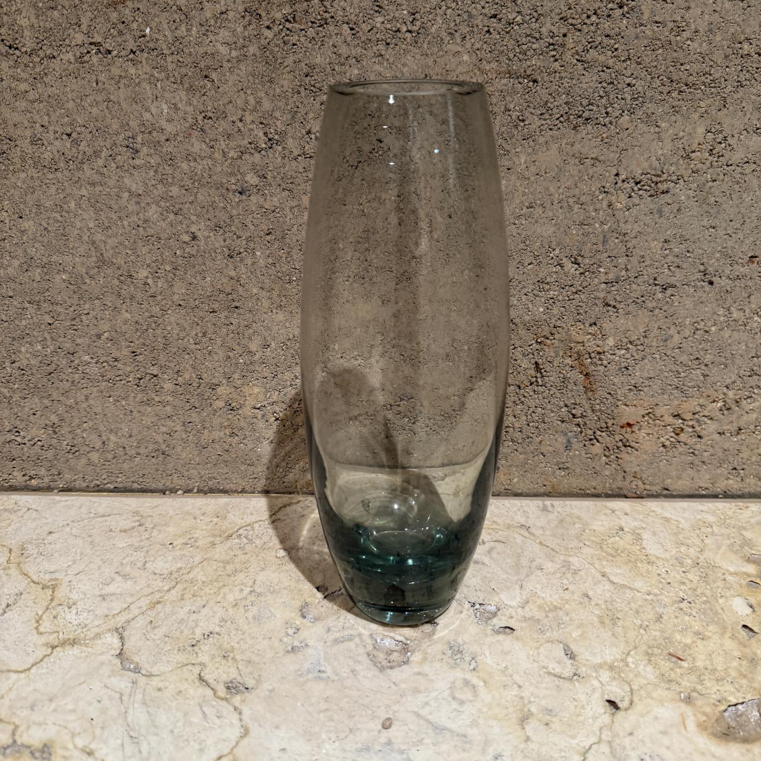Vaso 1957 timbrato 
Vaso siluro in vetro grigio fumé Hellas di Per Lütken per Holmegaard
9 h x 3,25 di diametro
Vintage originale non restaurato
Fai riferimento alle immagini elencate