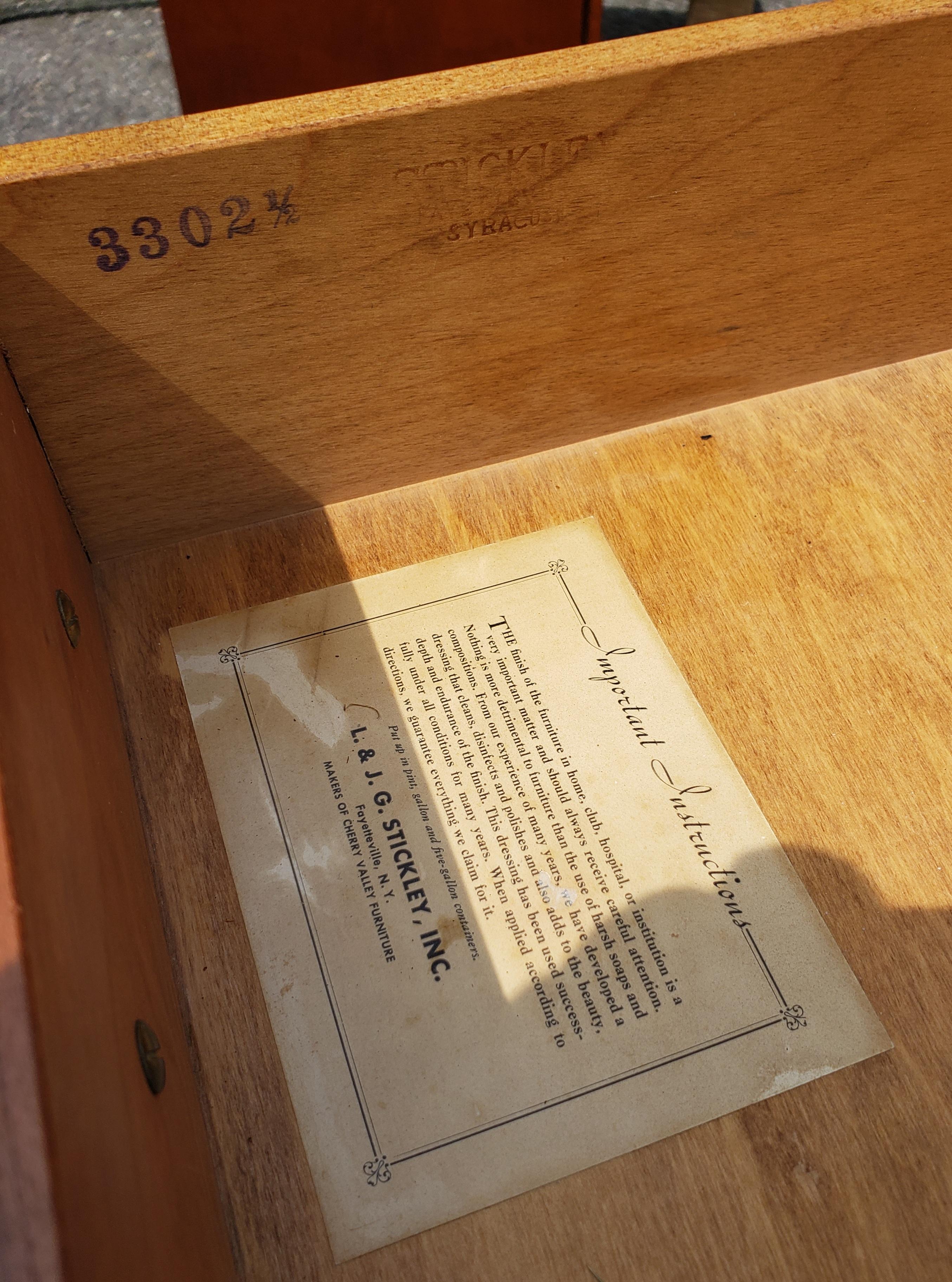 1957, Stickley Furniture Chippendale Cassettone a 8 cassetti in ciliegio massiccio in vendita 4