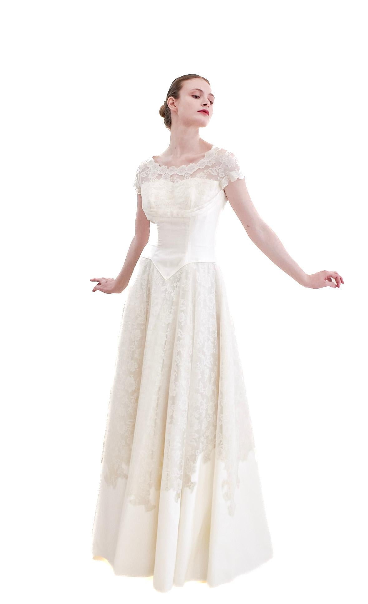 Women's 1957 Vintage White Silk & Lace Wedding Dress For Sale