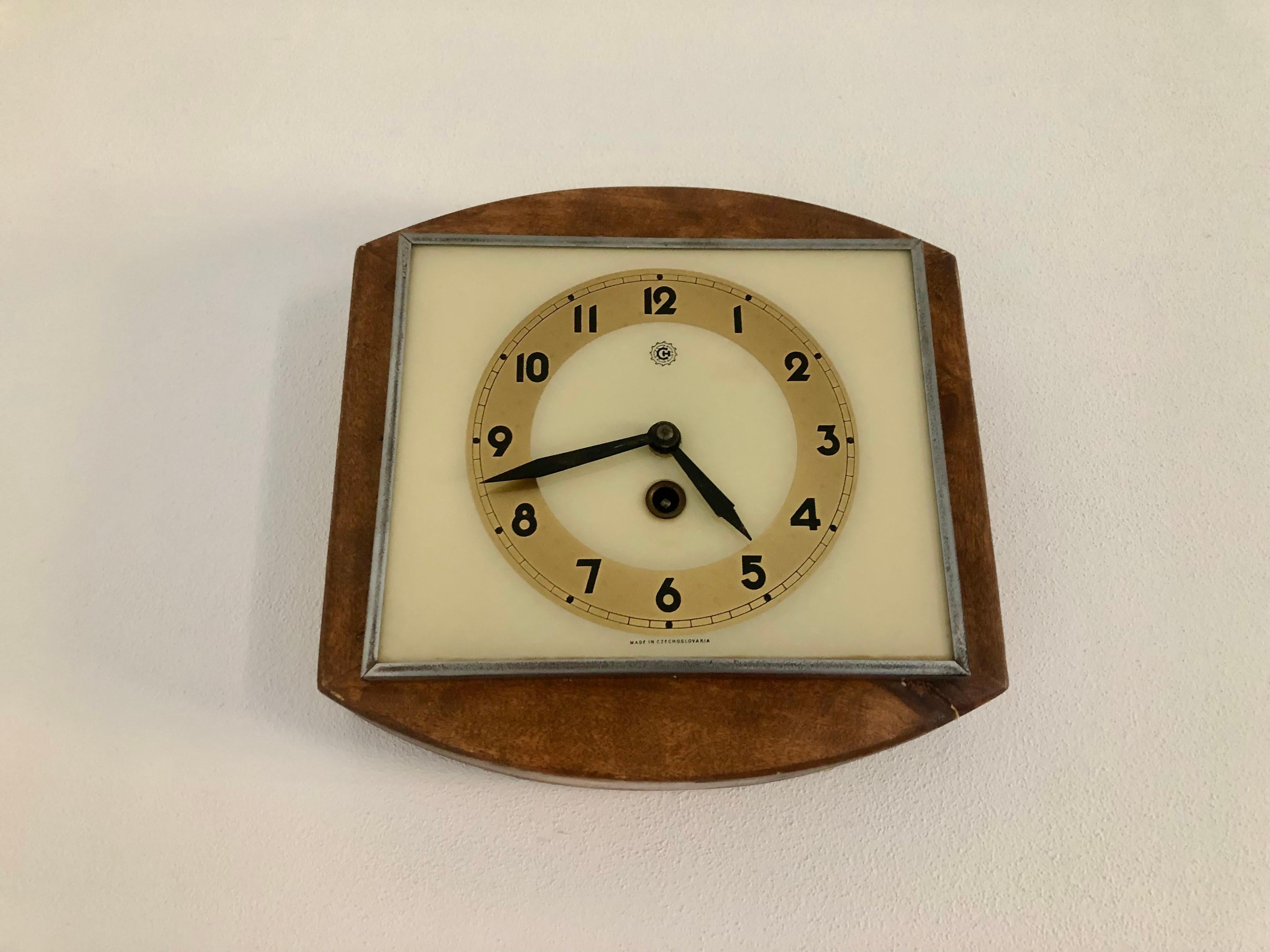 Good original condition.
Wooden frame with glass dial.
Original Prim Czechoslovakia Chimes.
Clock fully working
Key is included.
 