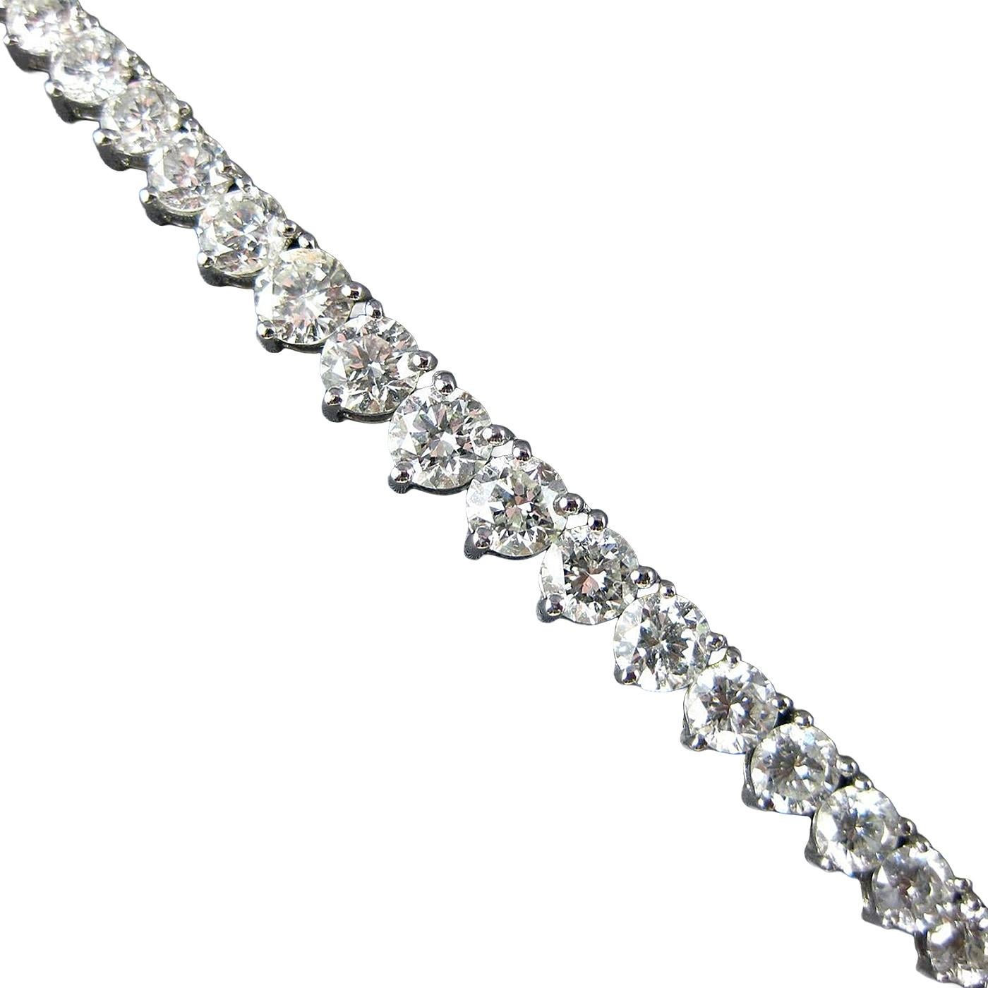 Una dichiarazione mozzafiato: questa squisita collana tennis con diamanti graduati presenta 19,57 carati di diamanti naturali al 100% con taglio brillante rotondo, ciascuno meticolosamente incastonato in una montatura a tre punte in oro bianco 14K