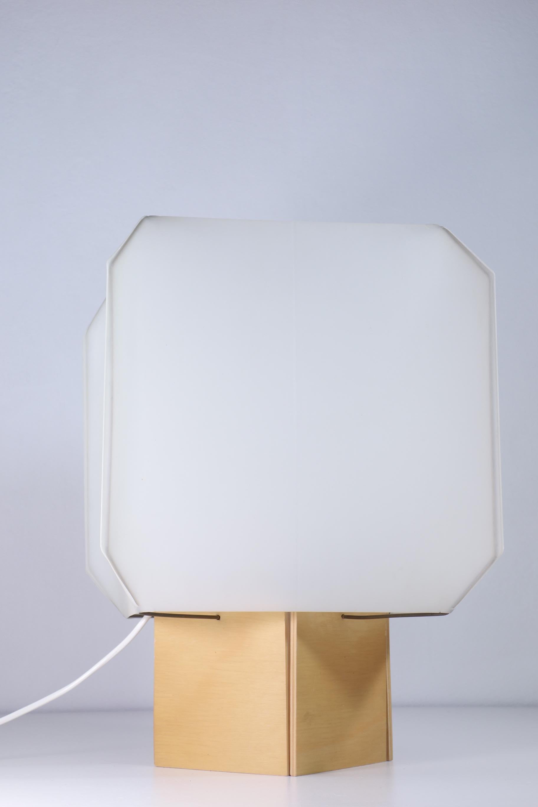 Bali
Bruno Munari
Danese Milano
Italia, 1958

Pantalla de plástico
Piezas metálicas y base de madera

Edición original Vintage con pantalla de plástico
Muy buen estado 
sólo pequeños defectos (marcados en las fotos)

Funcionamiento perfecto con