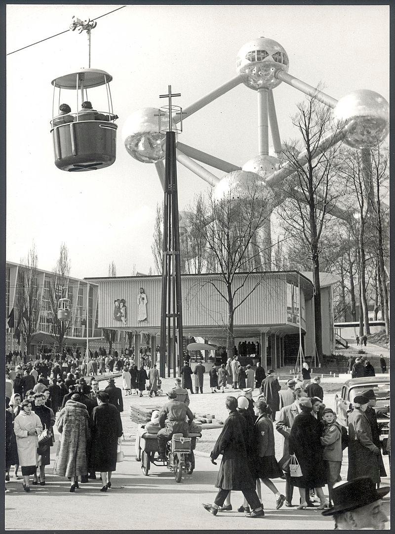 1958:: panneau triangulaire en aluminium belge de l'Atomium de Bruxelles Bon état à Haarlem, NL