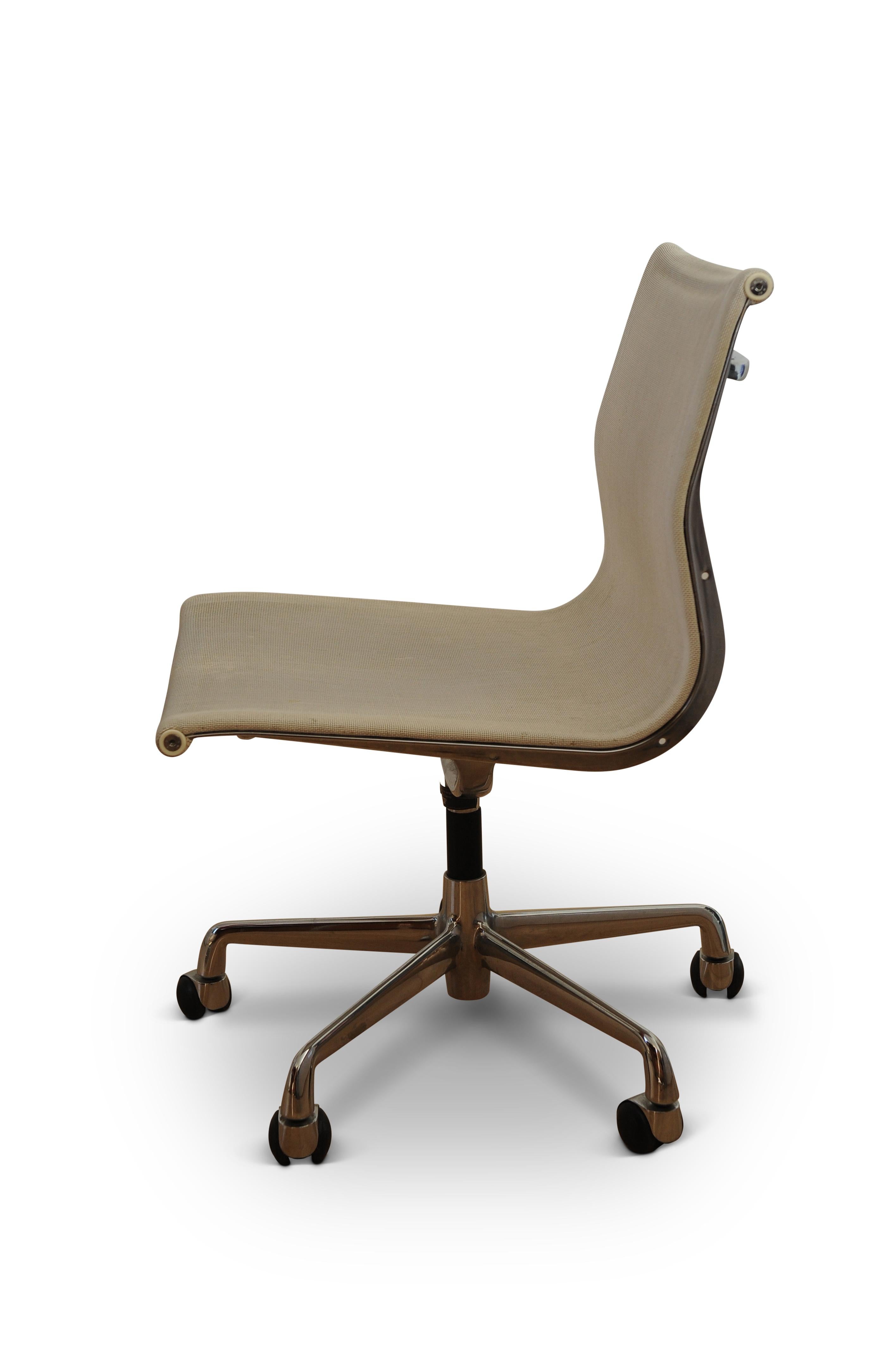 Mid-Century Modern 1958 Charles & Ray Eames for ICF White Net Weave EA108 Office Swivel Chair For Sale