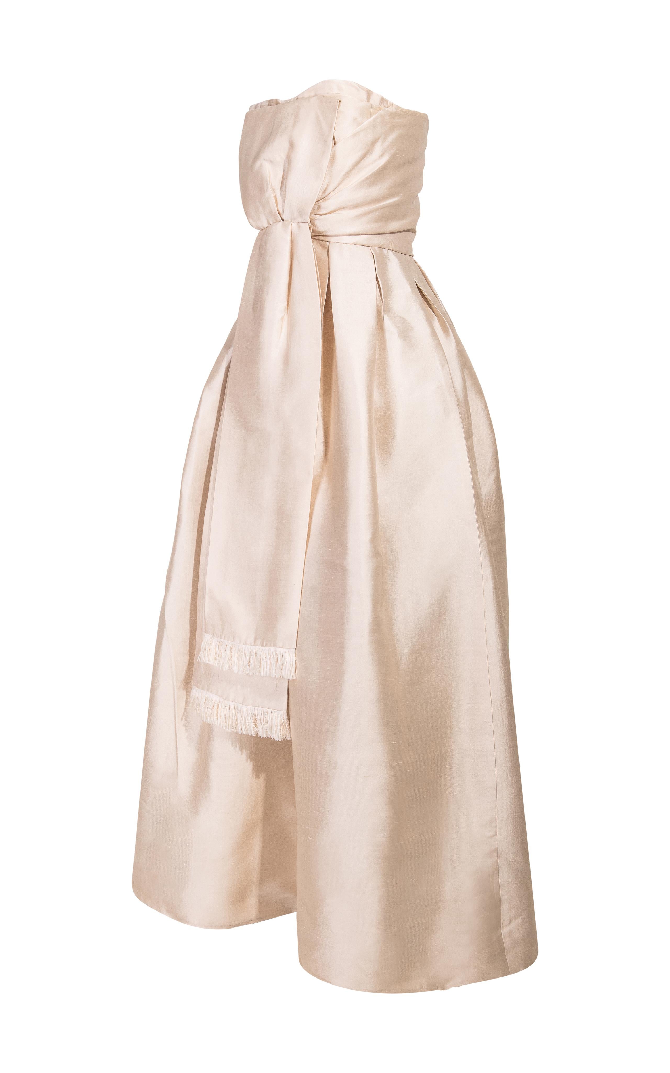 1958 Robe de Christian Dior London par Marc Bohan. Superbe et très rare robe ramasse-miettes avec taille ajustée et jupe ample, avec corset intégré et désossé. En très bon état vintage avec une usure conforme à l'âge ; usure mineure sur les côtés et